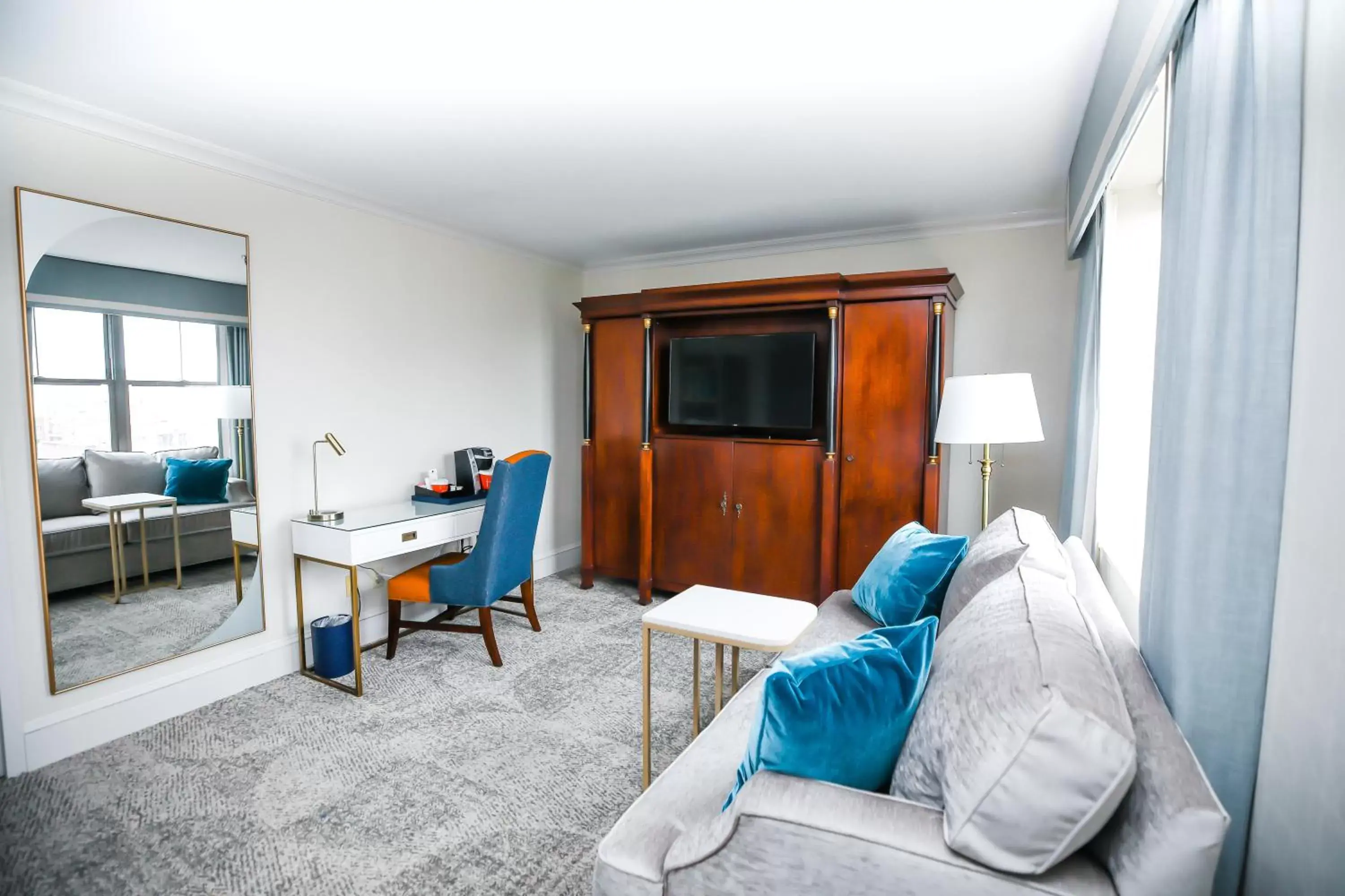 Bedroom, Seating Area in Dunhill Hotel