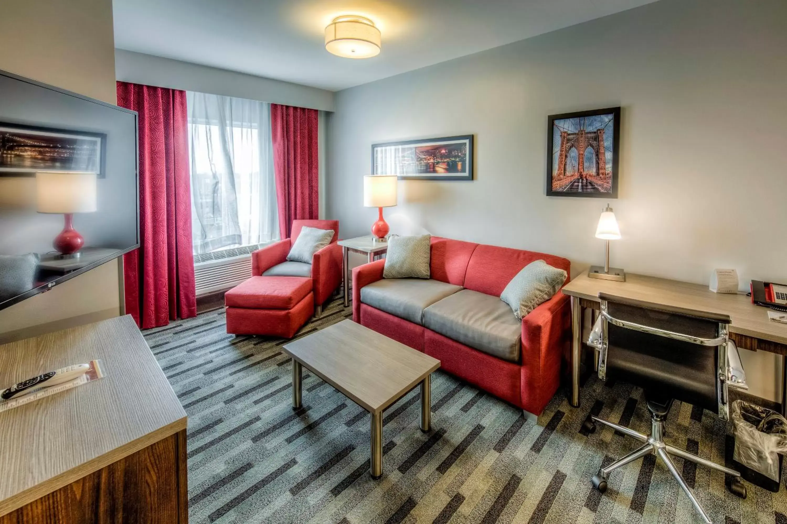 Photo of the whole room, Seating Area in Staybridge Suites - University Area OSU, an IHG Hotel