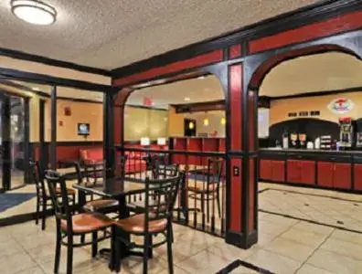 Restaurant/Places to Eat in Super 8 by Wyndham Texarkana AR