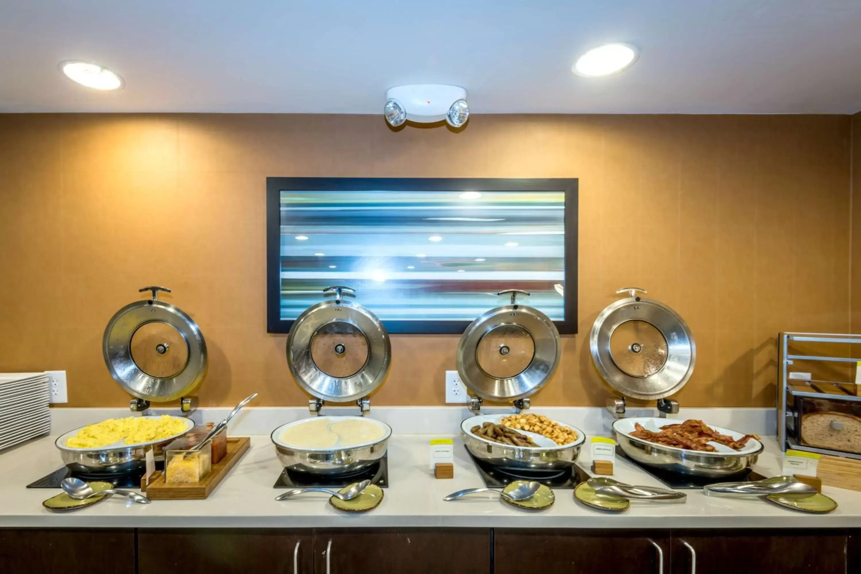 Dining area in DoubleTree by Hilton Montgomery Downtown