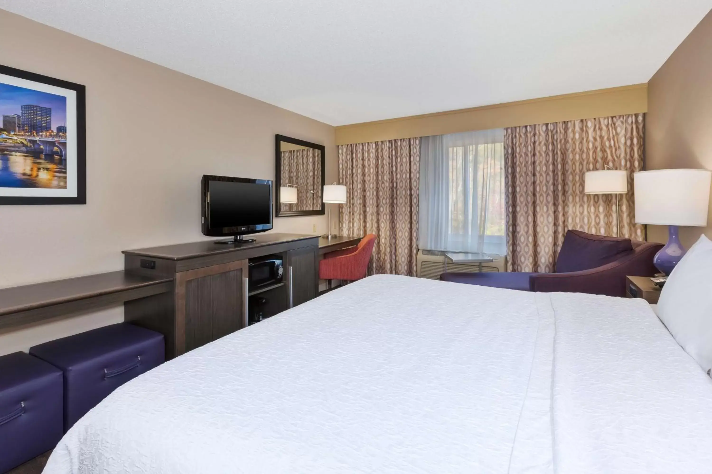 Bed, TV/Entertainment Center in Hampton Inn Waterbury