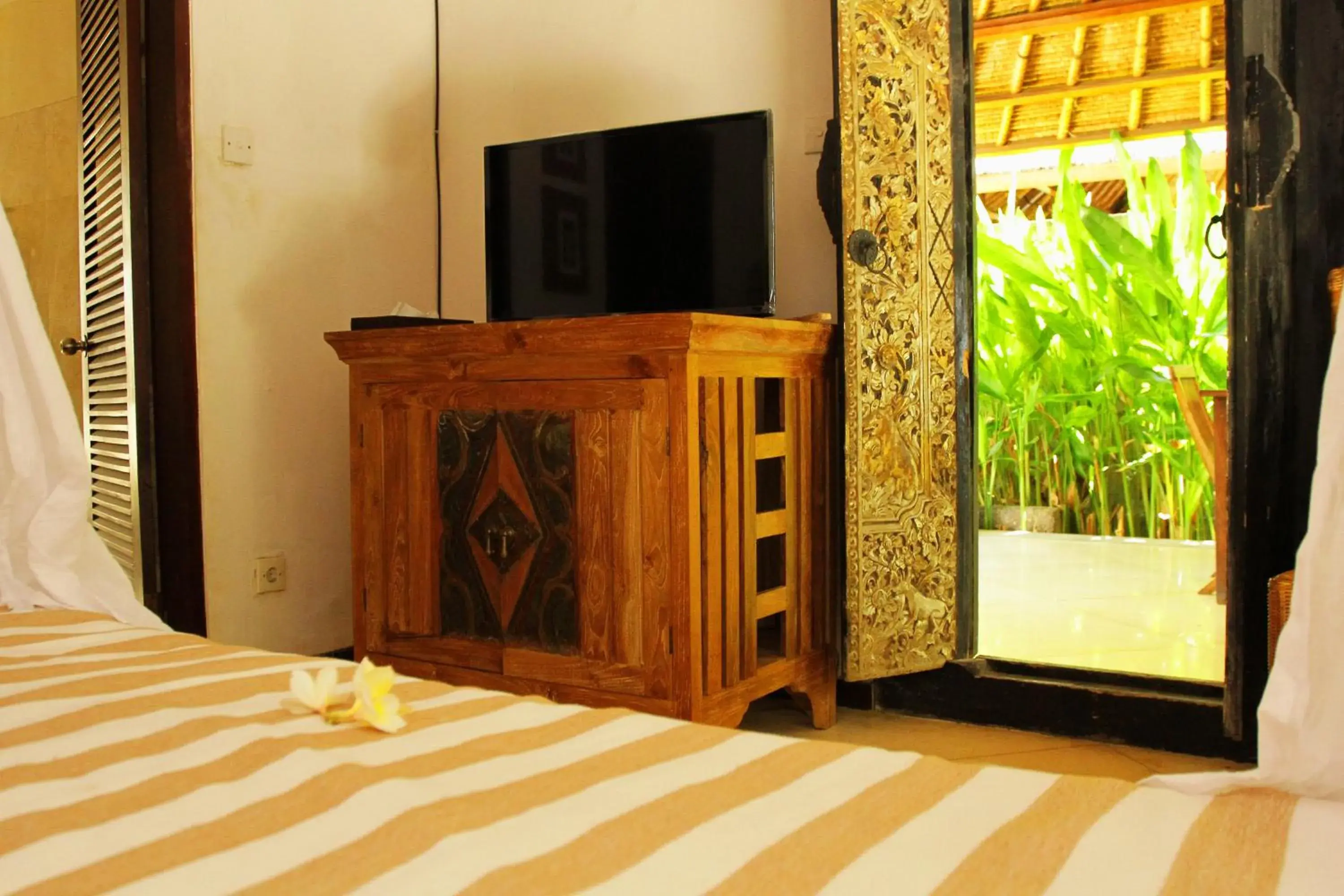 Bed, TV/Entertainment Center in Visakha Sanur