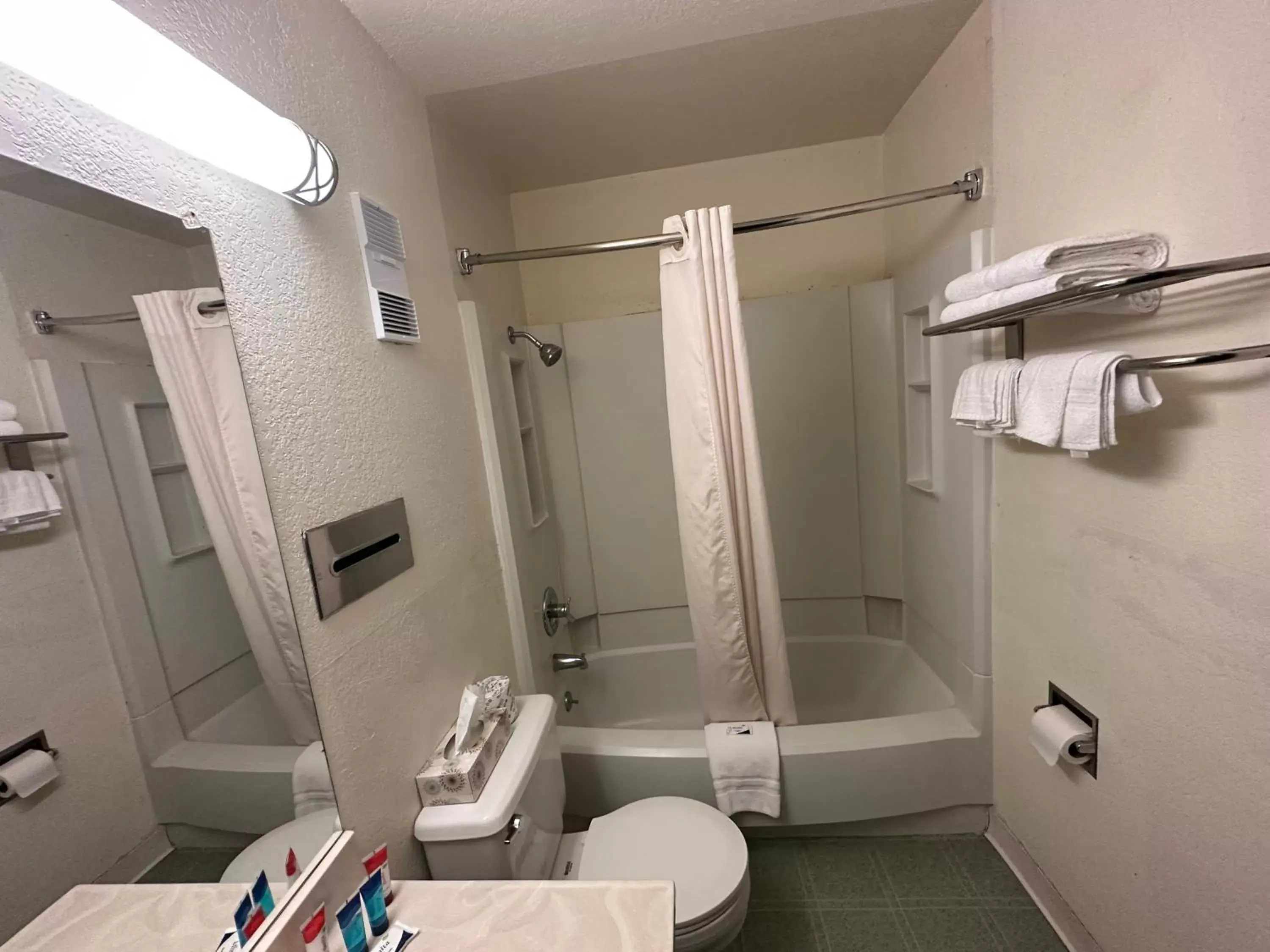 Shower, Bathroom in Simple Rewards Inn