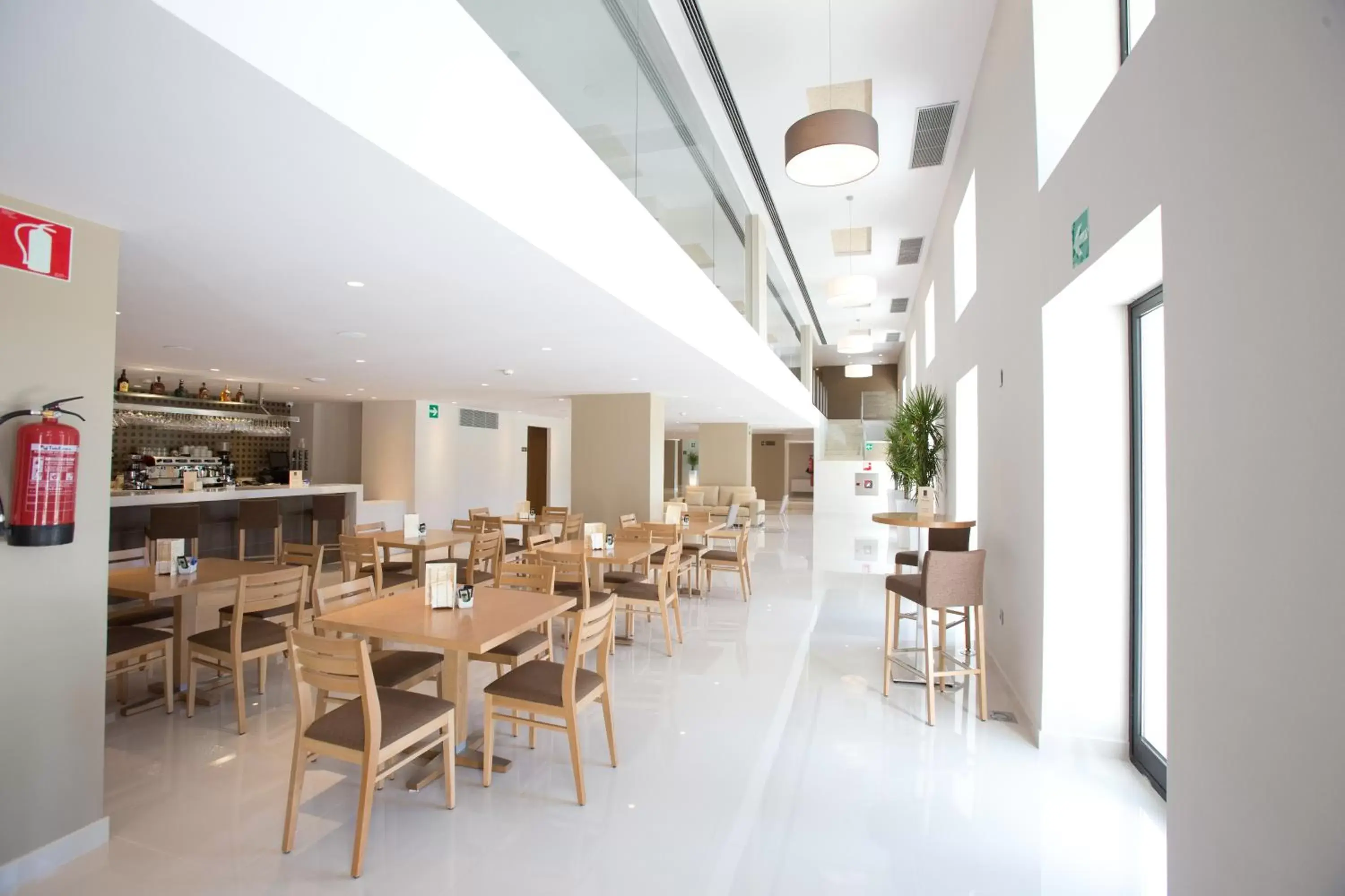 Lounge or bar, Restaurant/Places to Eat in M.A. Hotel Sevilla Congresos