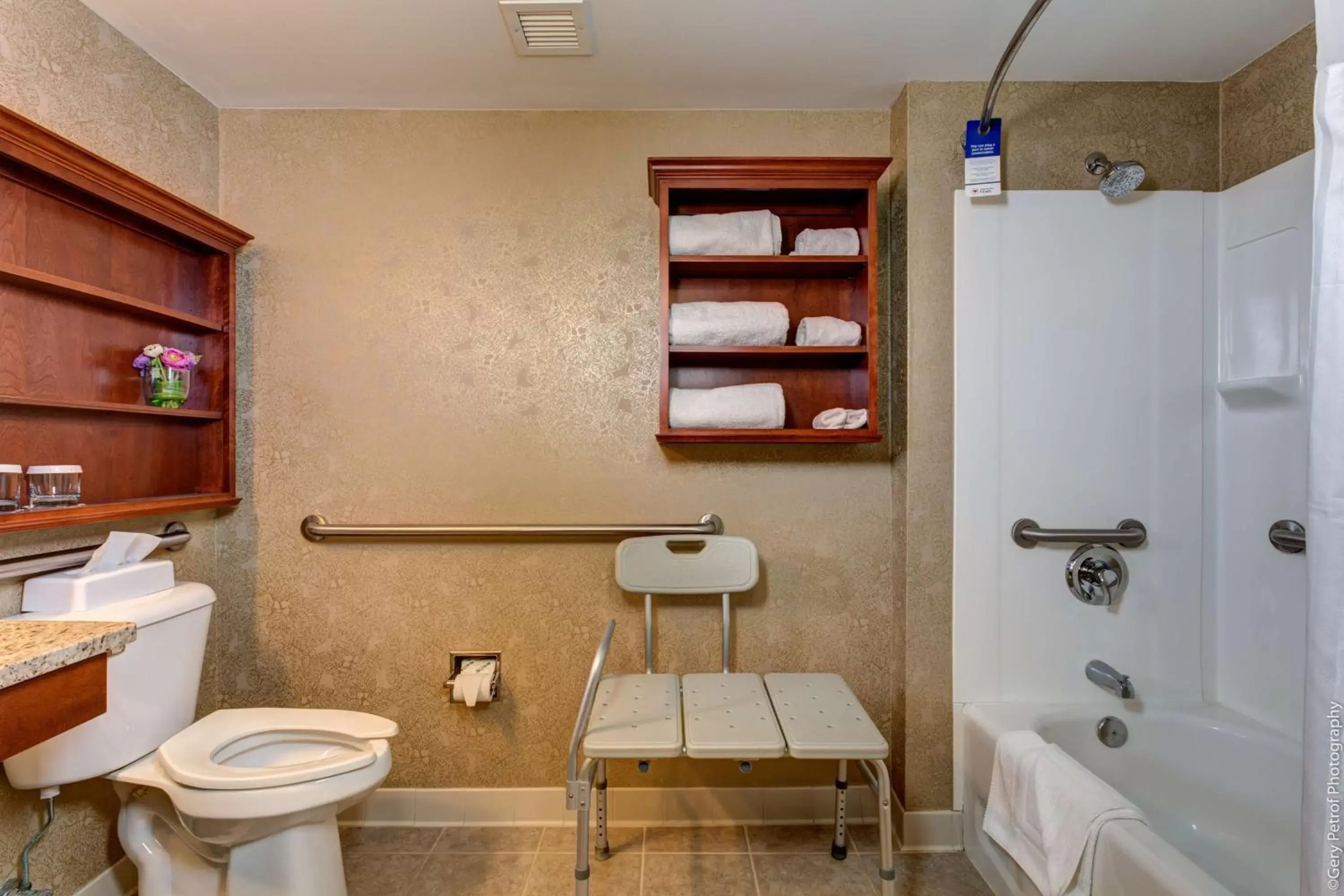 Bathroom in Best Western Plus Mentor-Cleveland Northeast