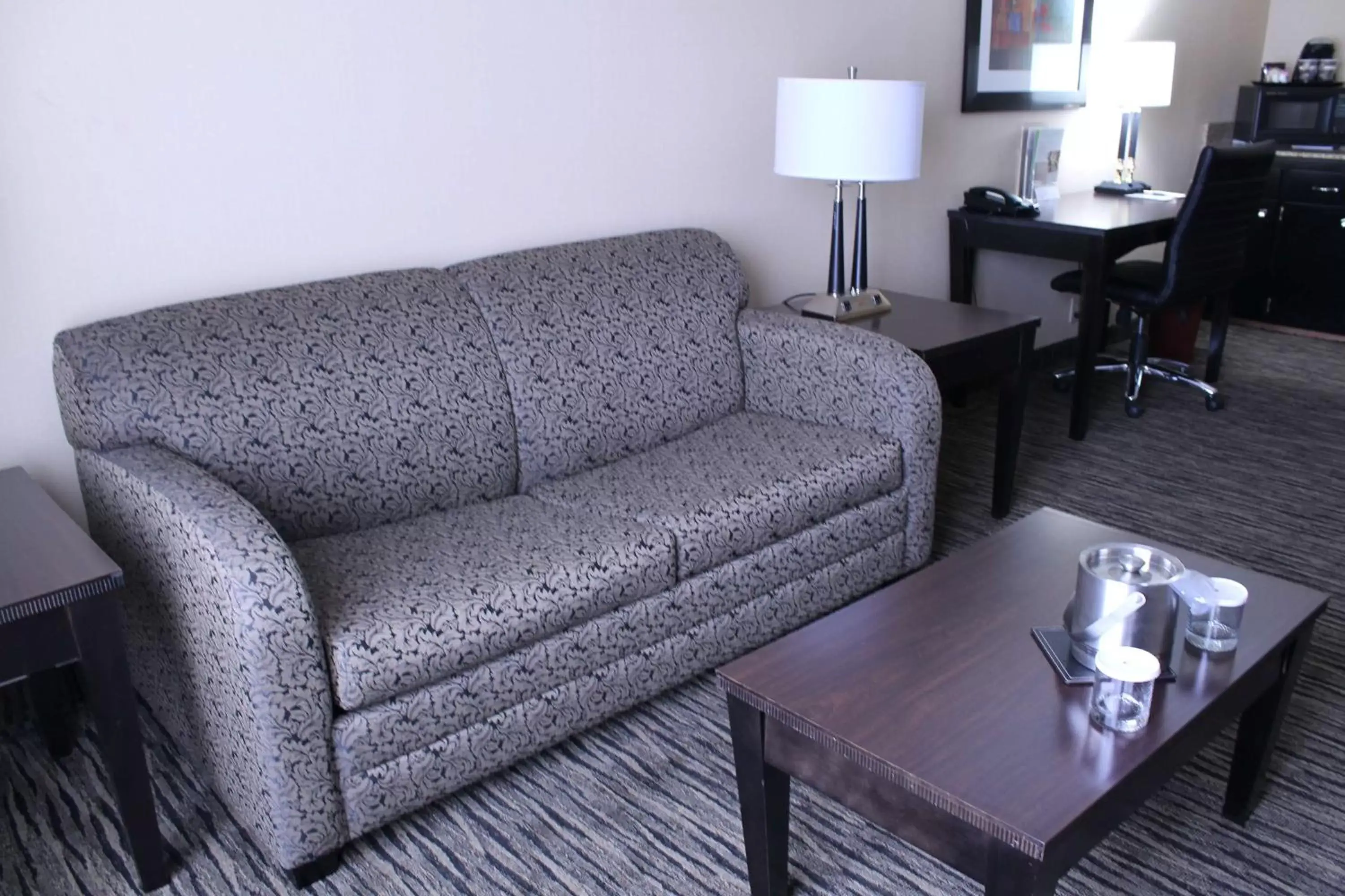 Bed, Seating Area in DoubleTree by Hilton Springdale