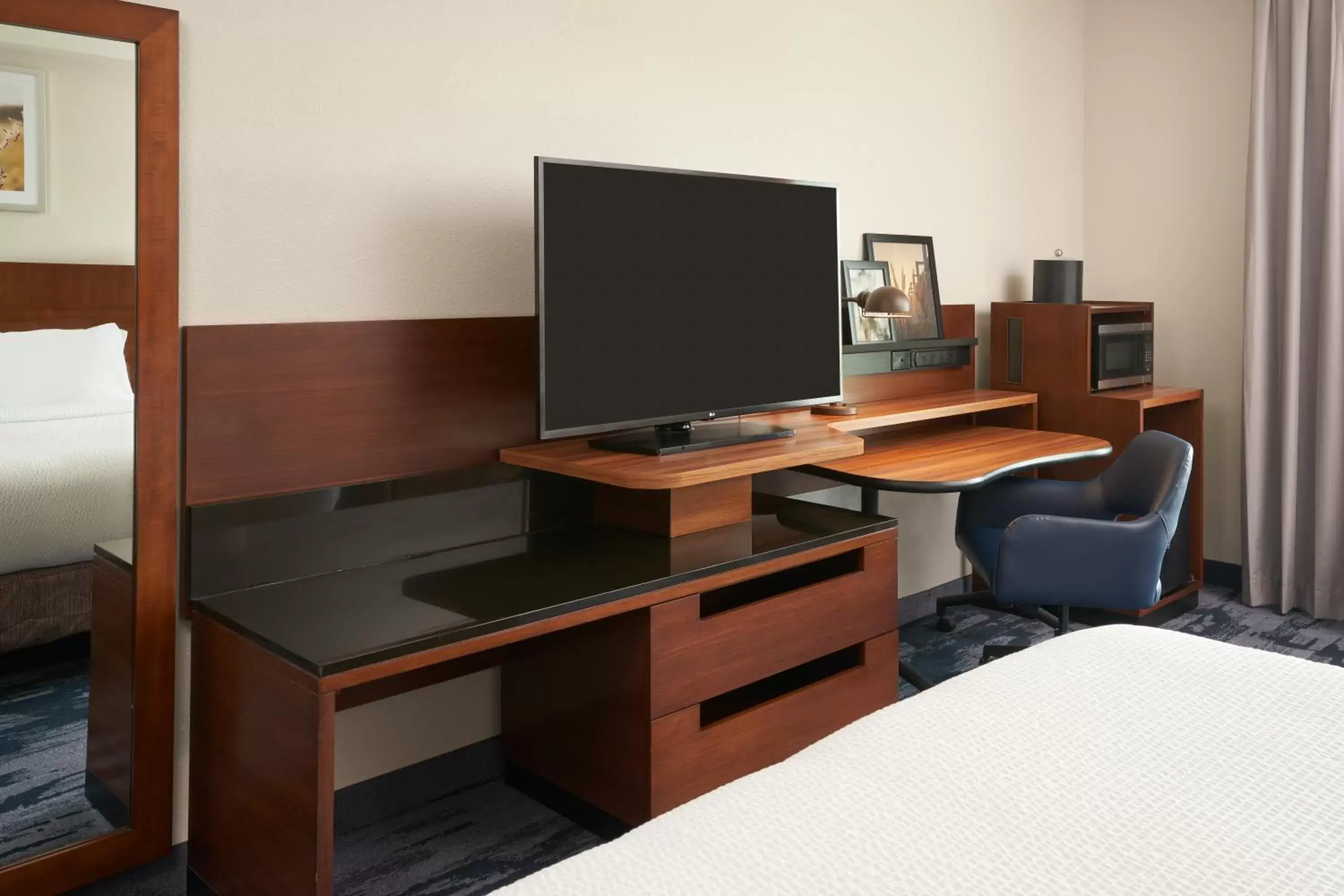 Bed, TV/Entertainment Center in Fairfield Inn & Suites by Marriott Orlando International Drive/Convention Center