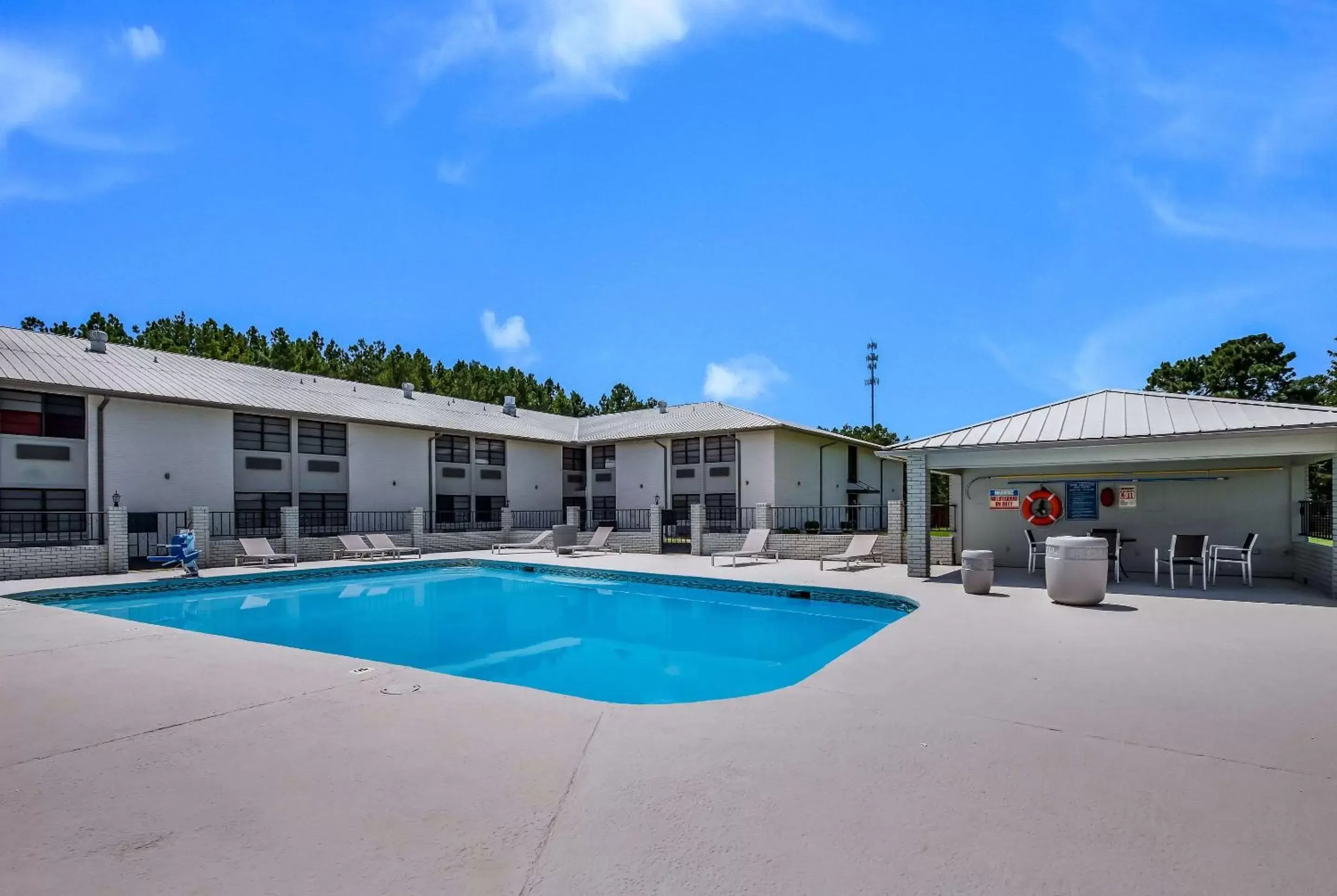 Activities, Swimming Pool in Clarion Pointe Marshall