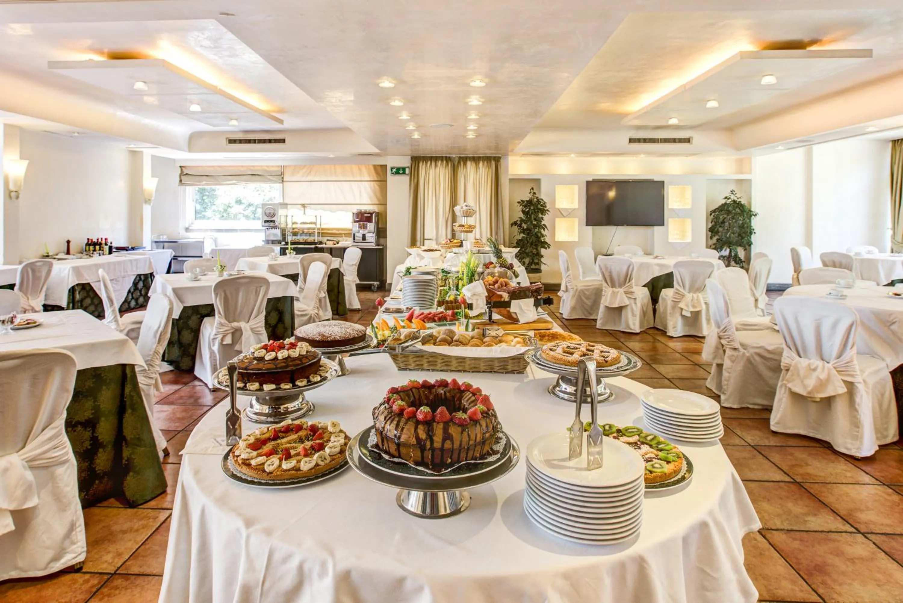 Restaurant/places to eat in Appia Park Hotel