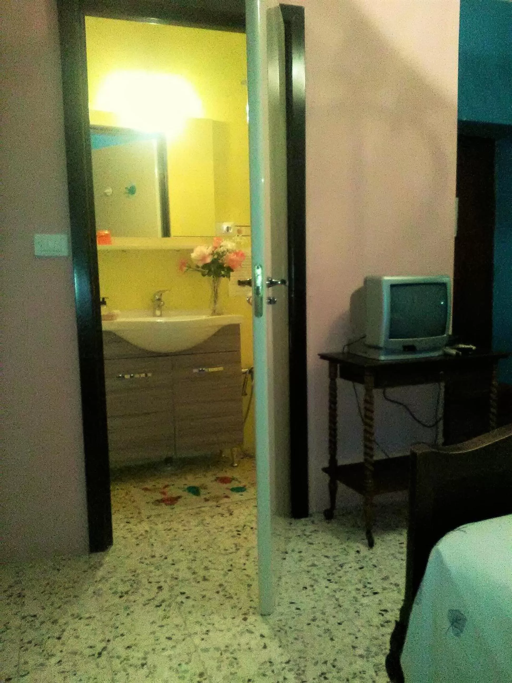 Bathroom, Bed in Casamuseo del Risorgimento