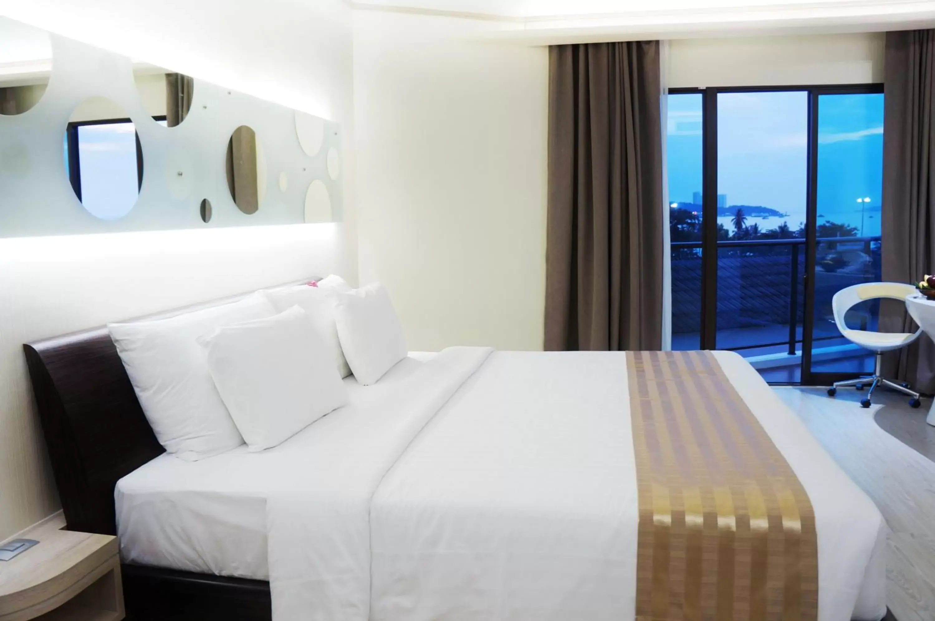 Bed in Pattaya Discovery Beach Hotel - SHA Extra Plus
