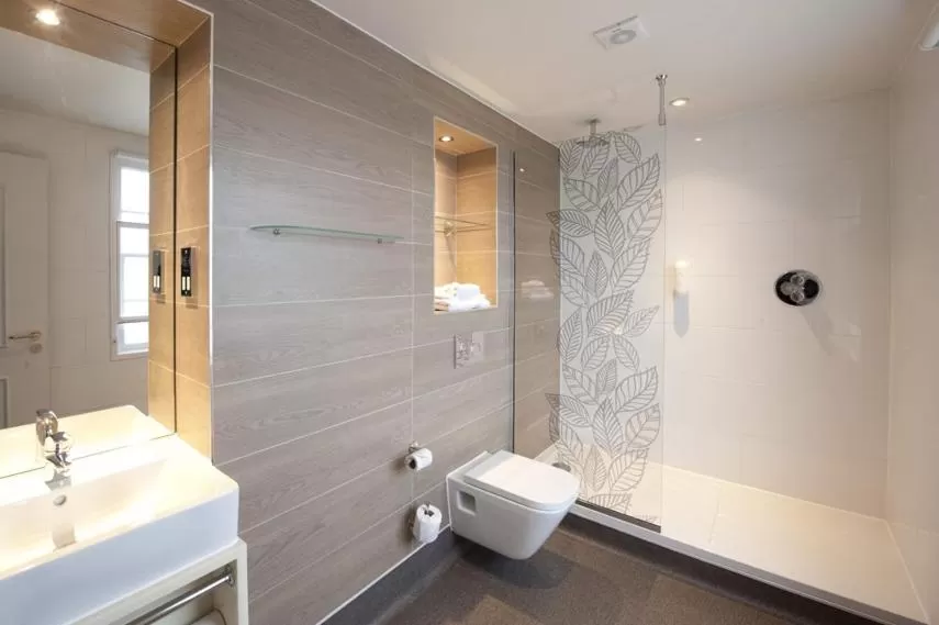 Shower, Bathroom in The Queen Hotel Wetherspoon