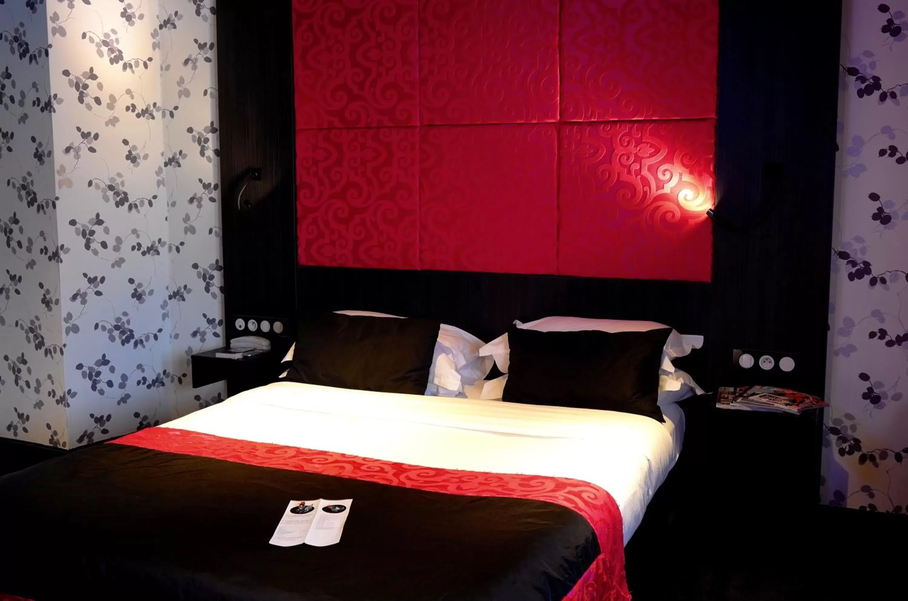Photo of the whole room, Bed in Best Western Empire Elysees