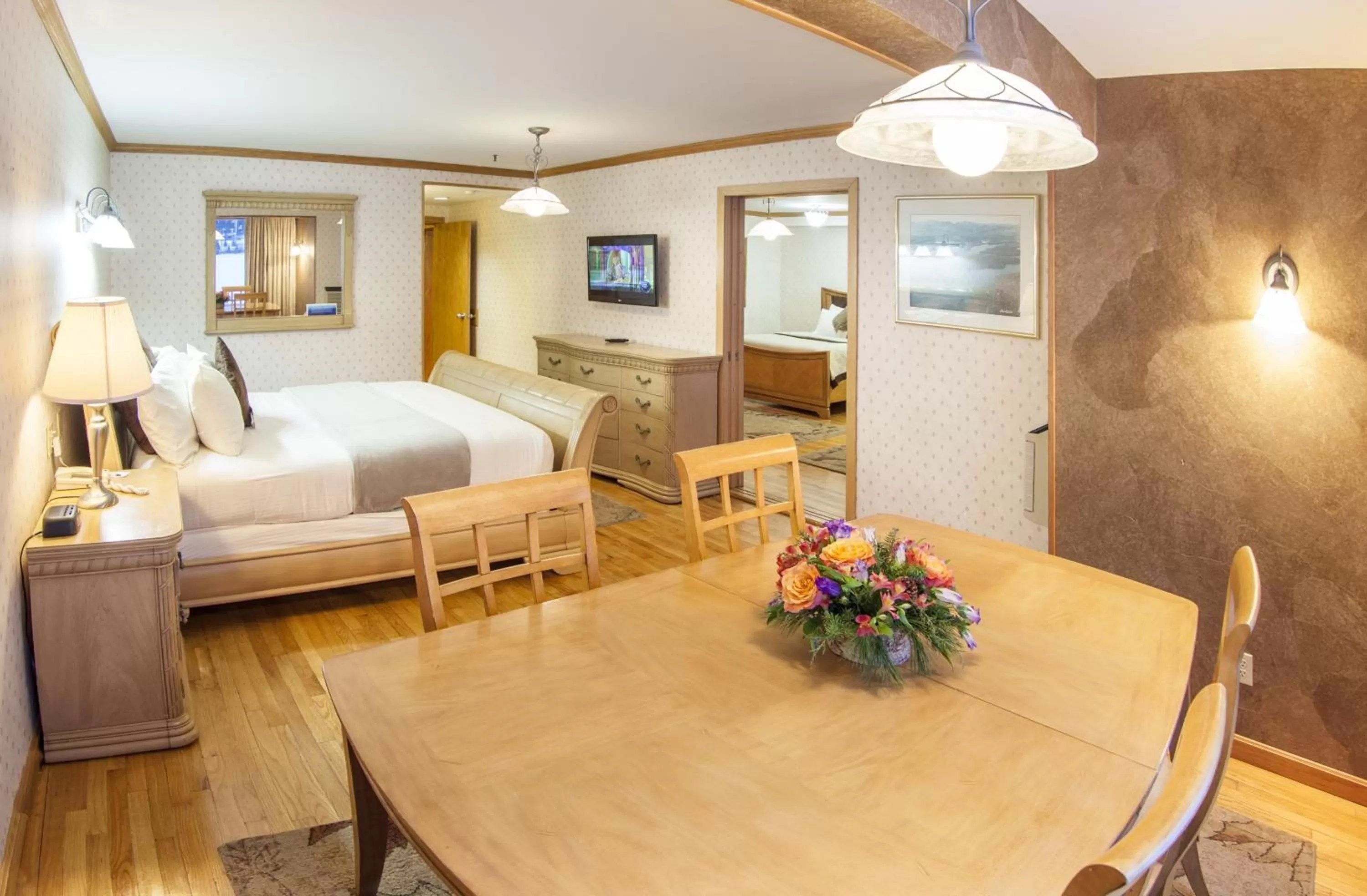 Photo of the whole room in Golden Arrow Lakeside Resort