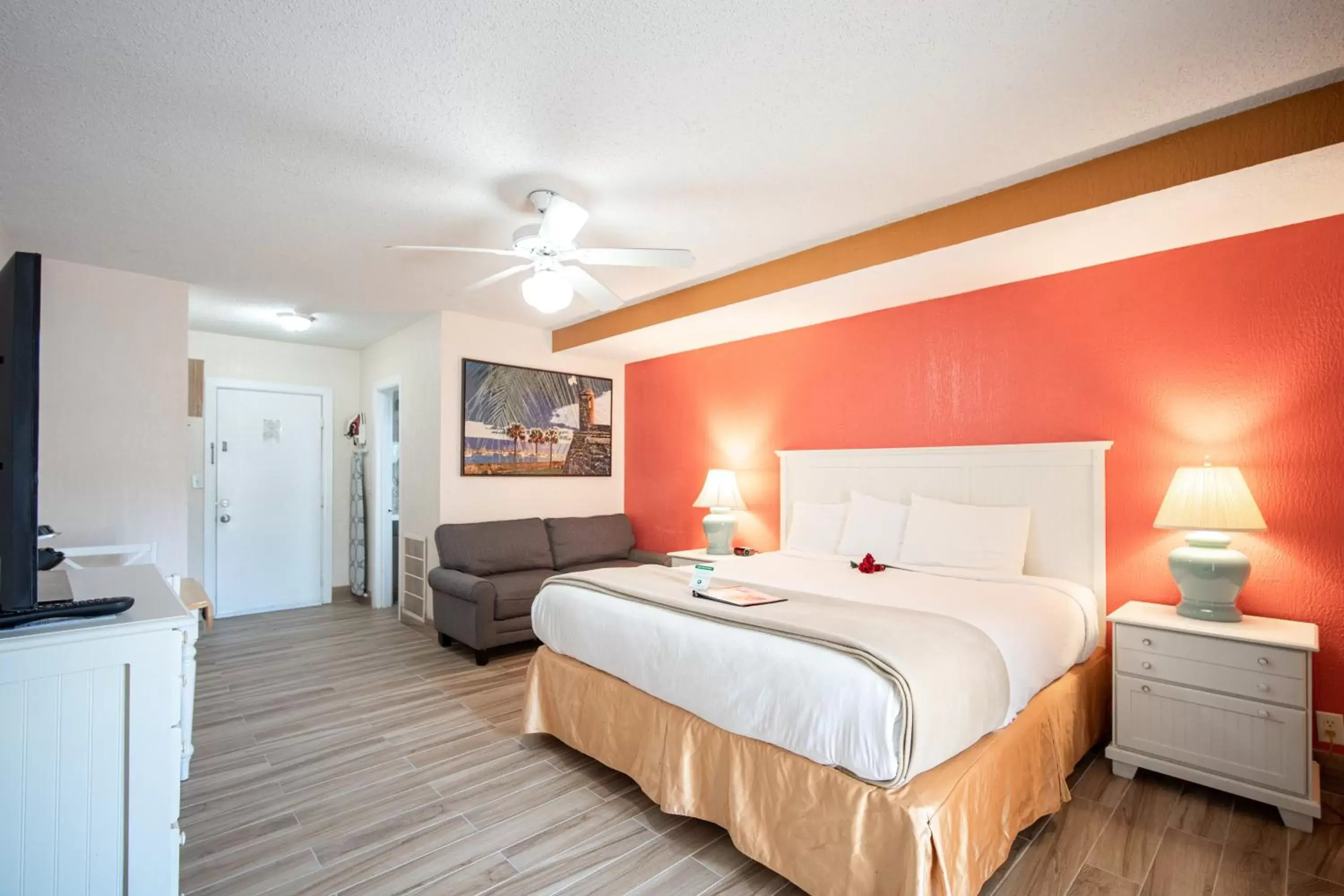 Bed in Island Sun Inn & Suites - Venice, Florida Historic Downtown & Beach Getaway