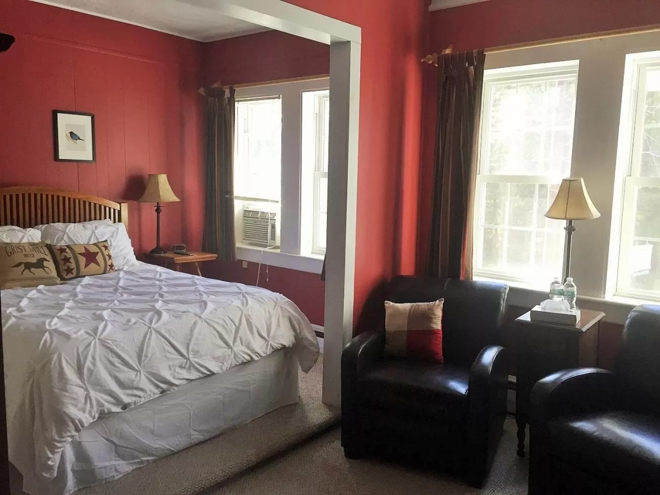 Deluxe Queen Room in The Frogtown Inn