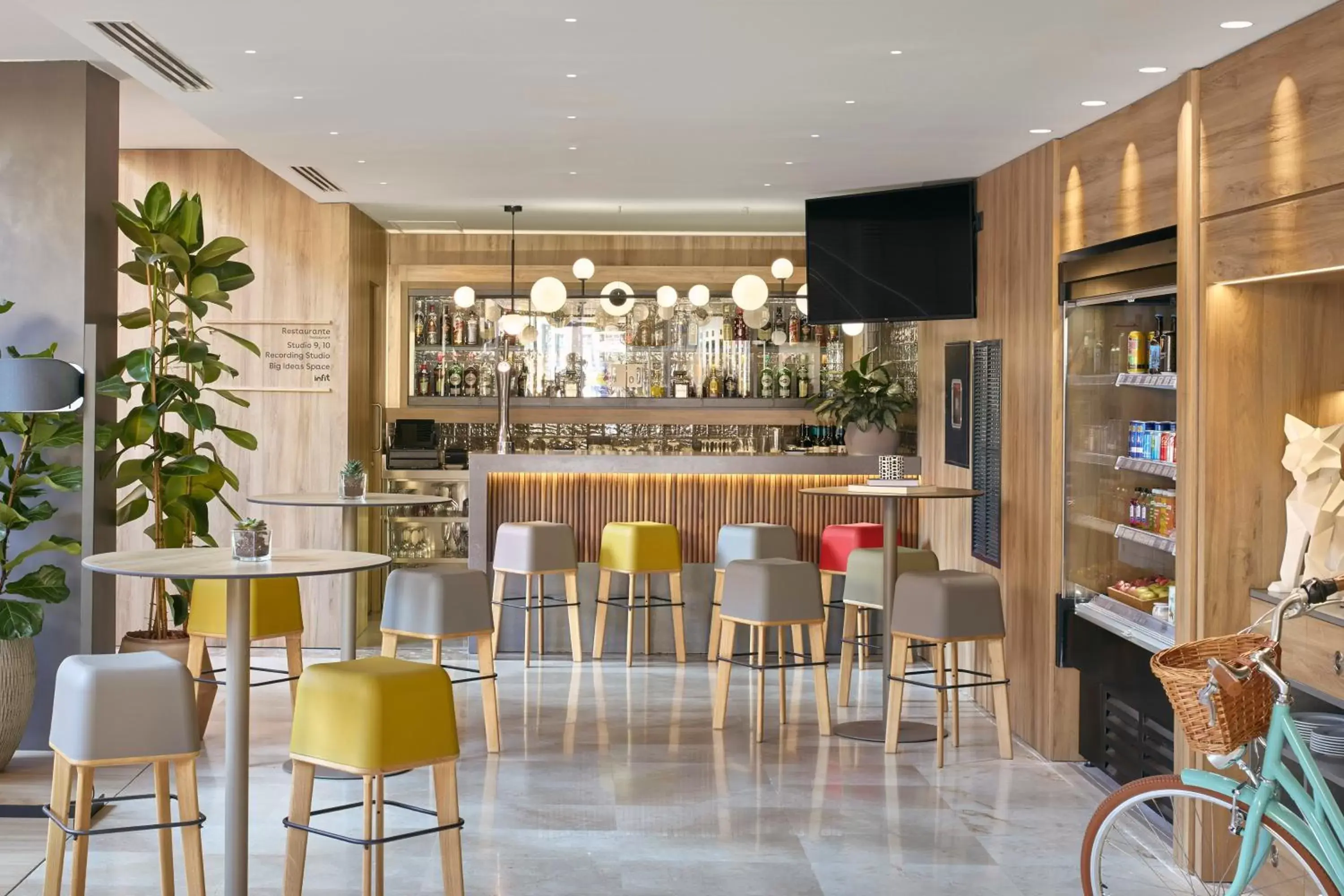 Restaurant/places to eat, Lounge/Bar in INNSiDE by Meliá Barcelona Apolo