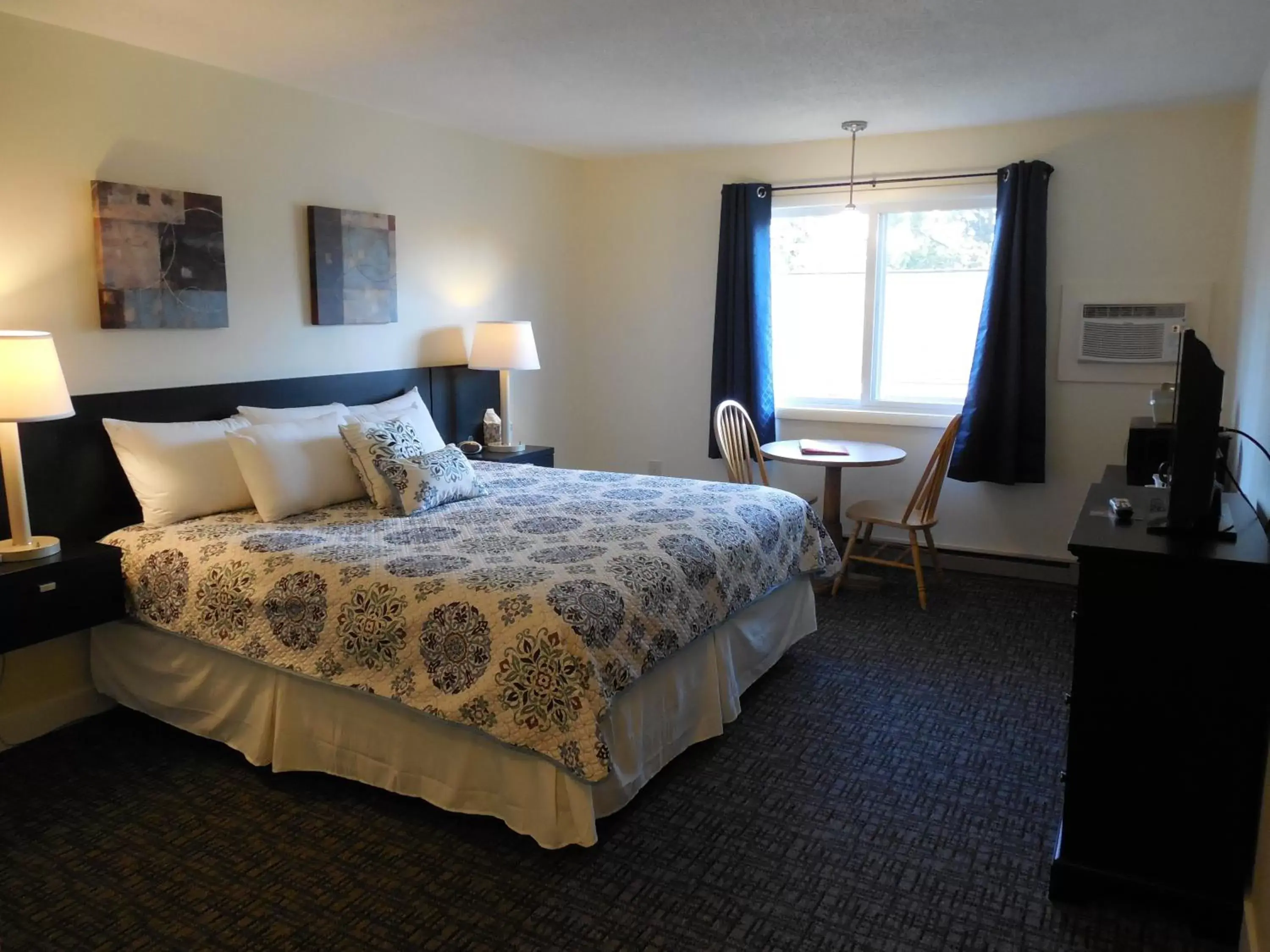 Day, Bed in Ludington Pier House