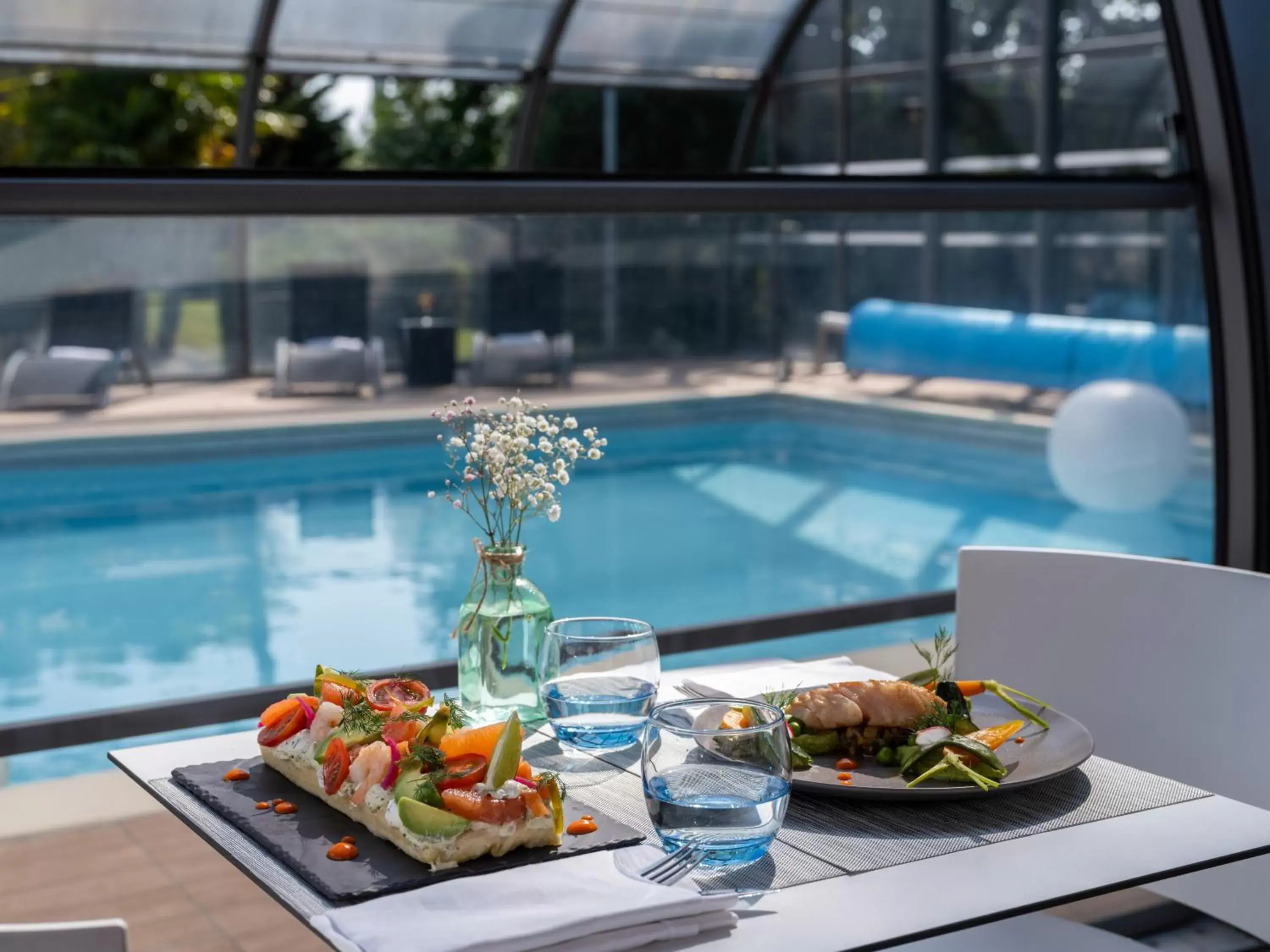 Restaurant/places to eat, Swimming Pool in Novotel Nantes Carquefou