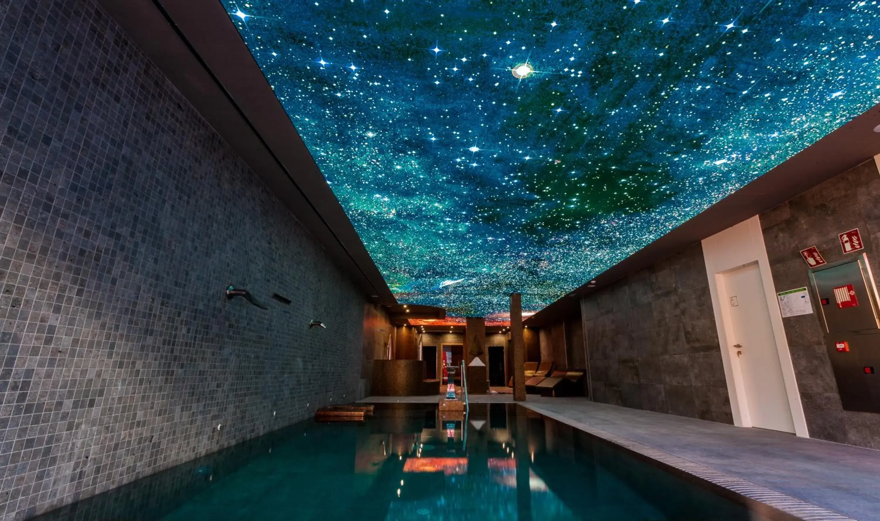 Hot Tub, Swimming Pool in Hotel & Spa Ciudad de Bin¿r