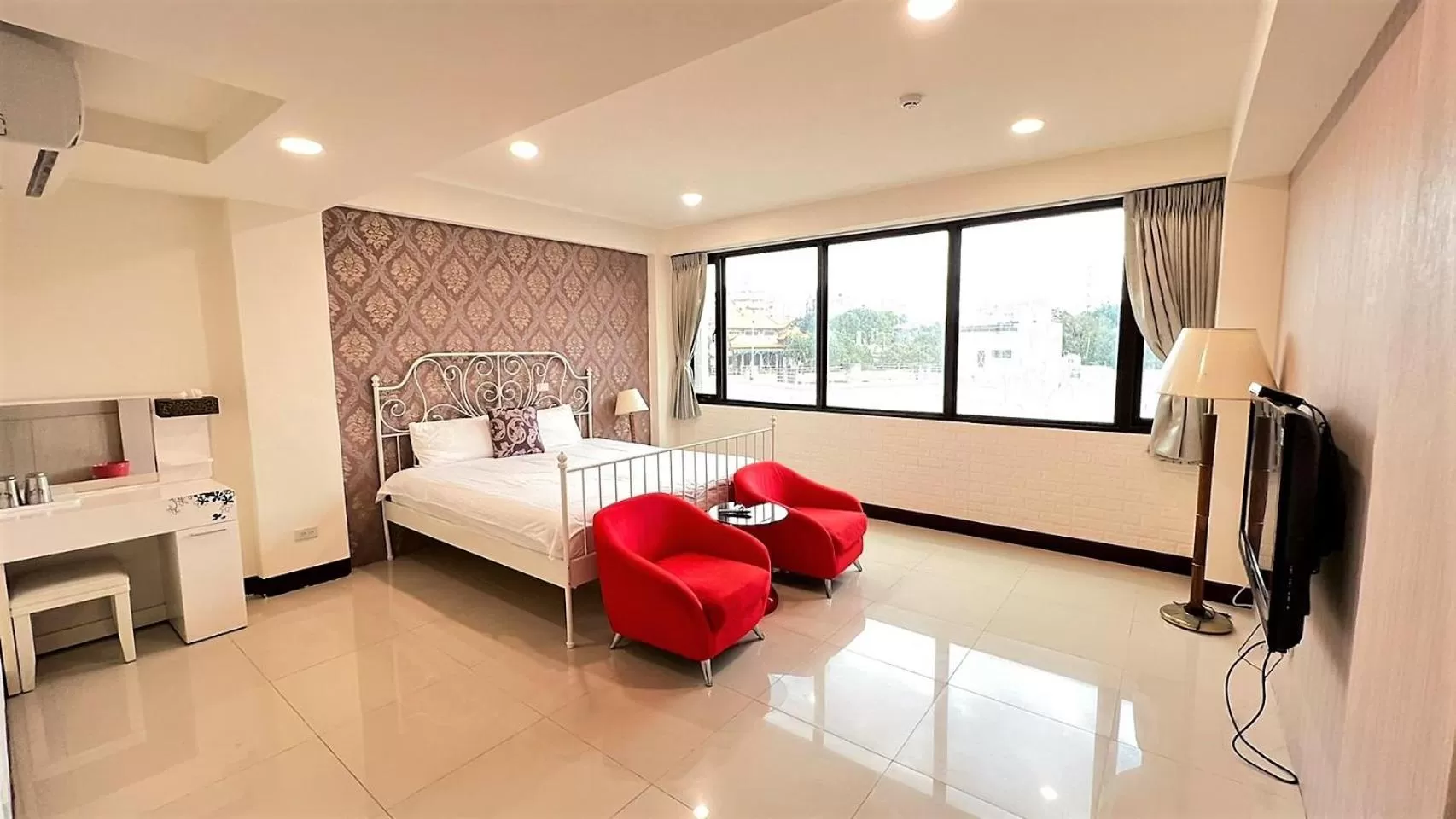 Queen Room in Charming Hostel