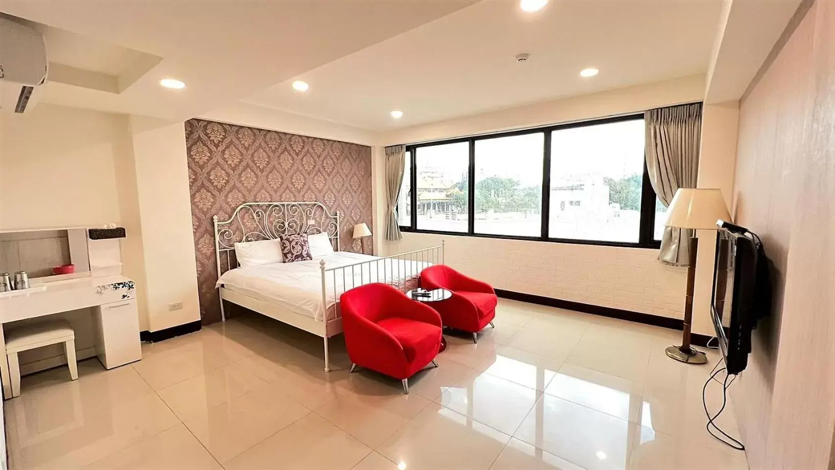 Queen Room in Charming Hostel Queen Room in Charming Hostel