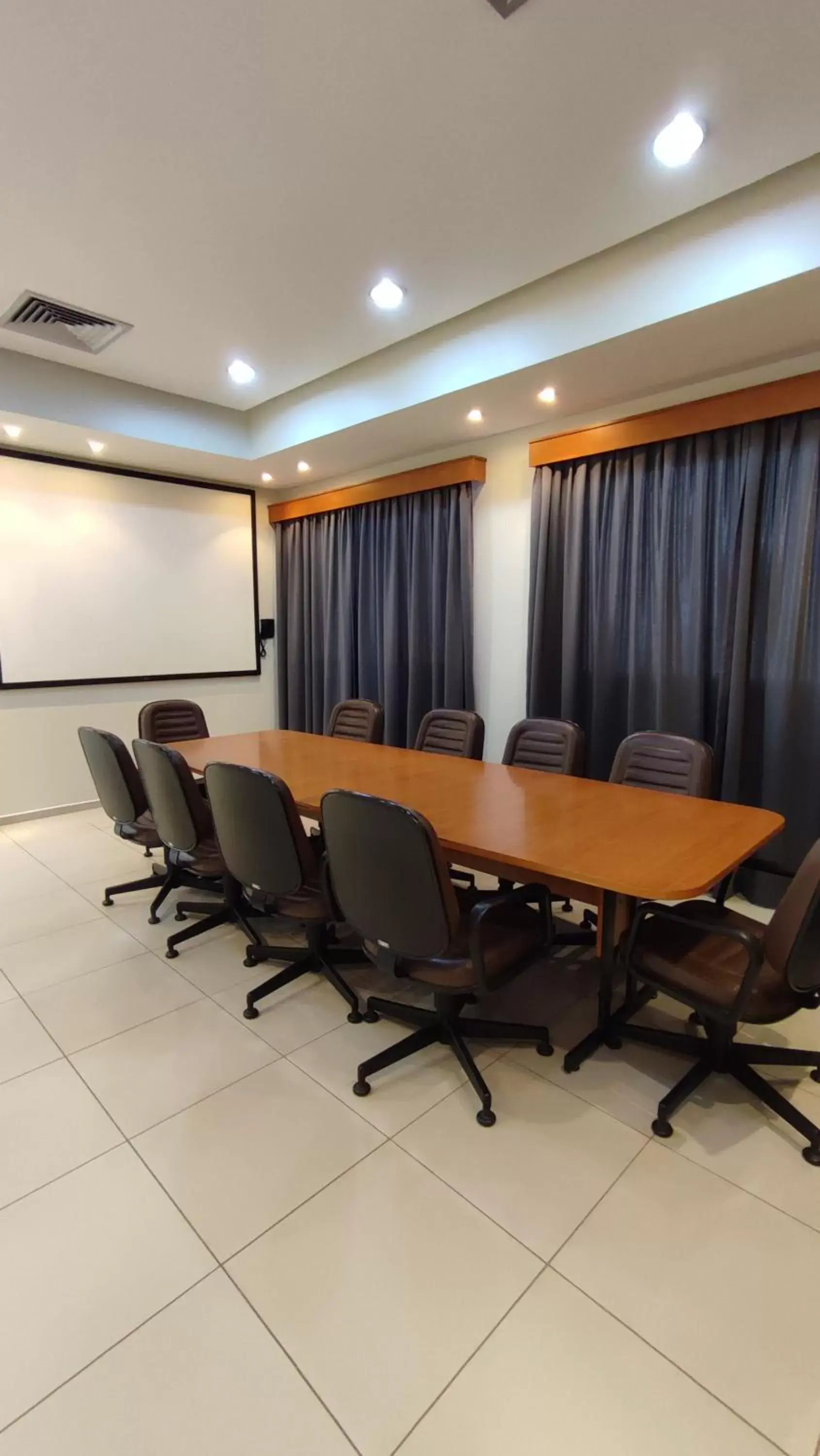 Meeting/conference room in New Life Piracicaba by Atlantica