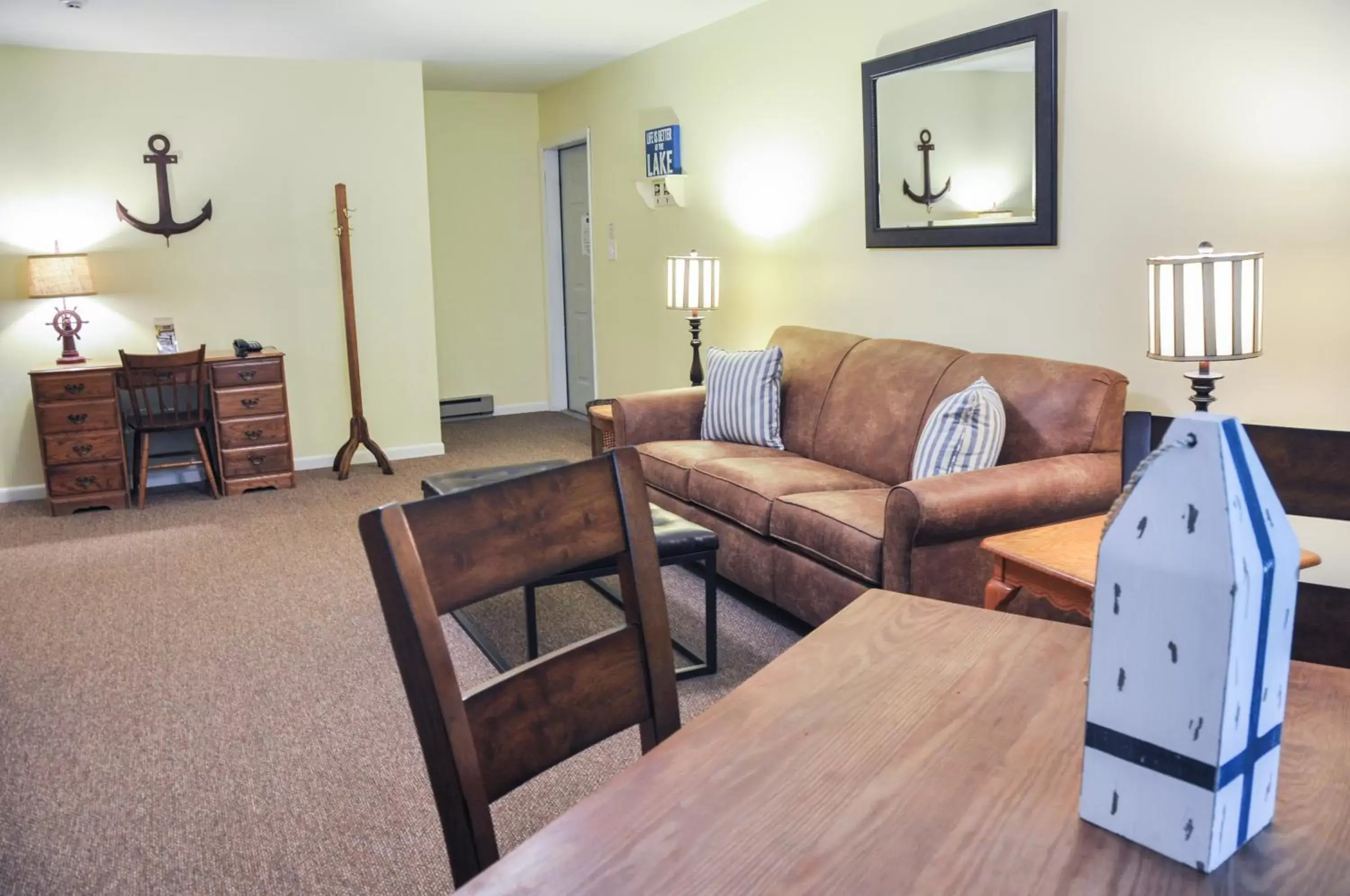 Photo of the whole room, Seating Area in East Shore Lodging