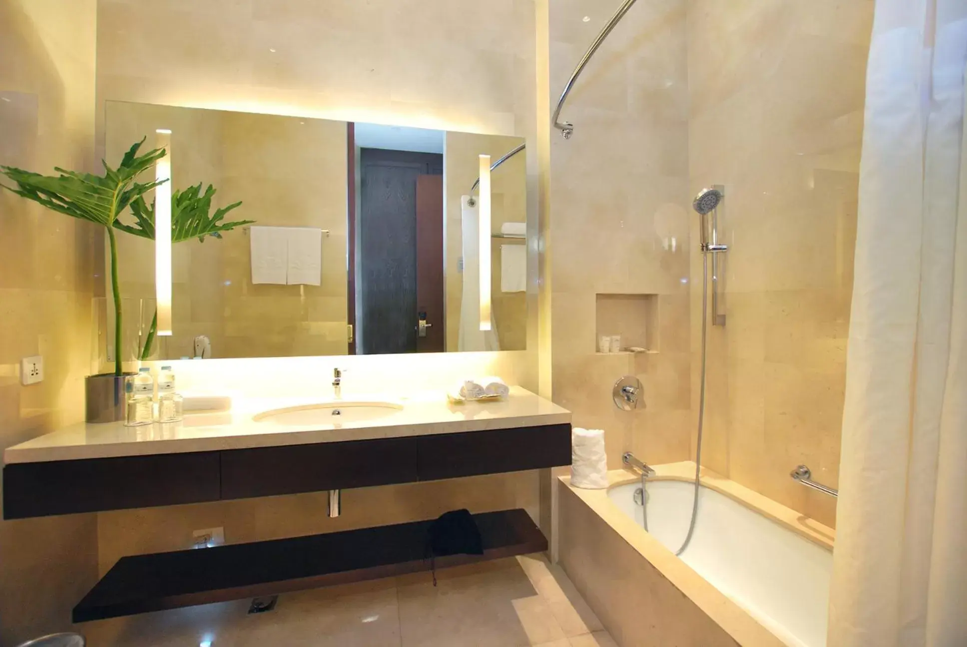 Shower, Bathroom in City Garden Grand Hotel