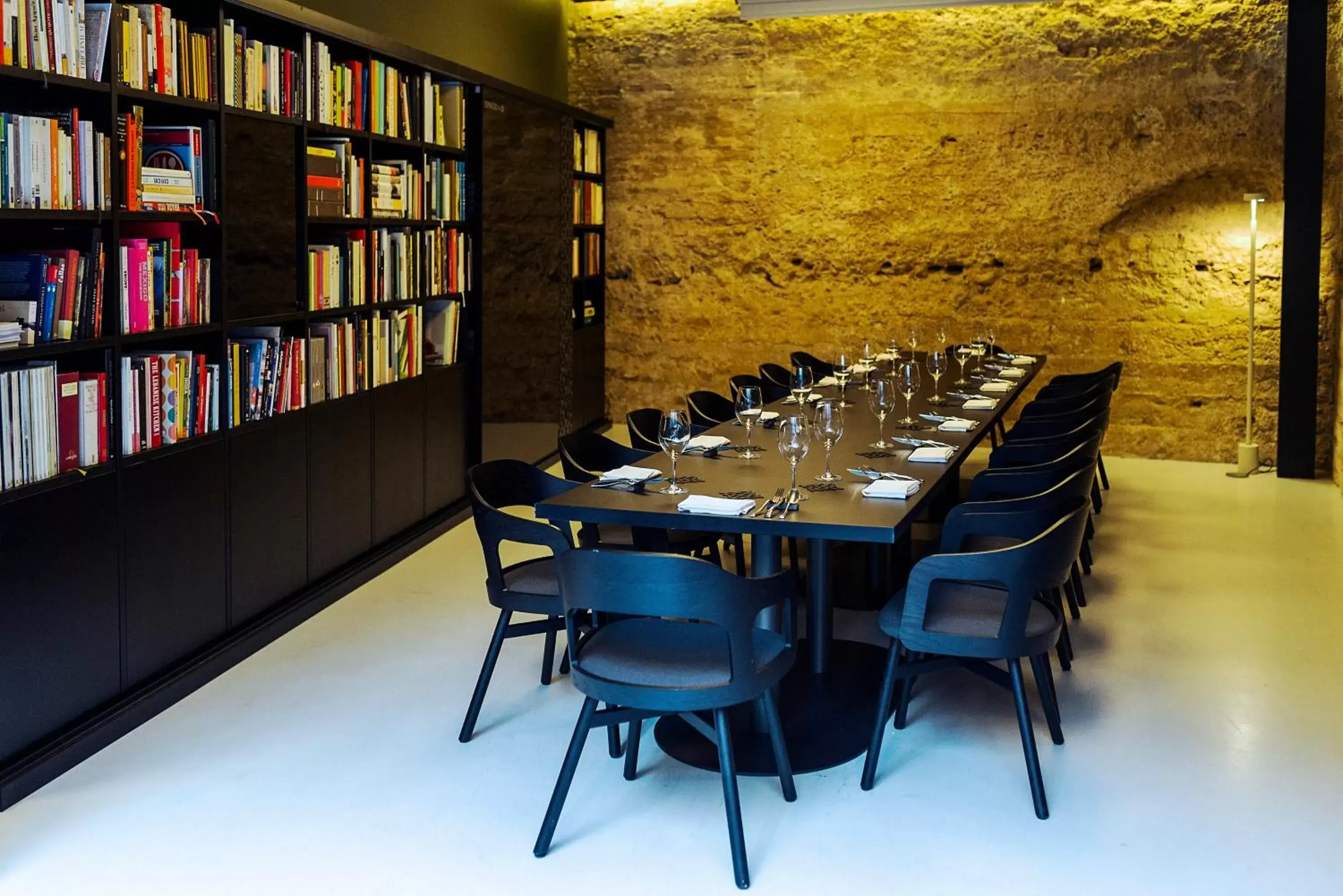 Restaurant/places to eat, Library in Caro Hotel