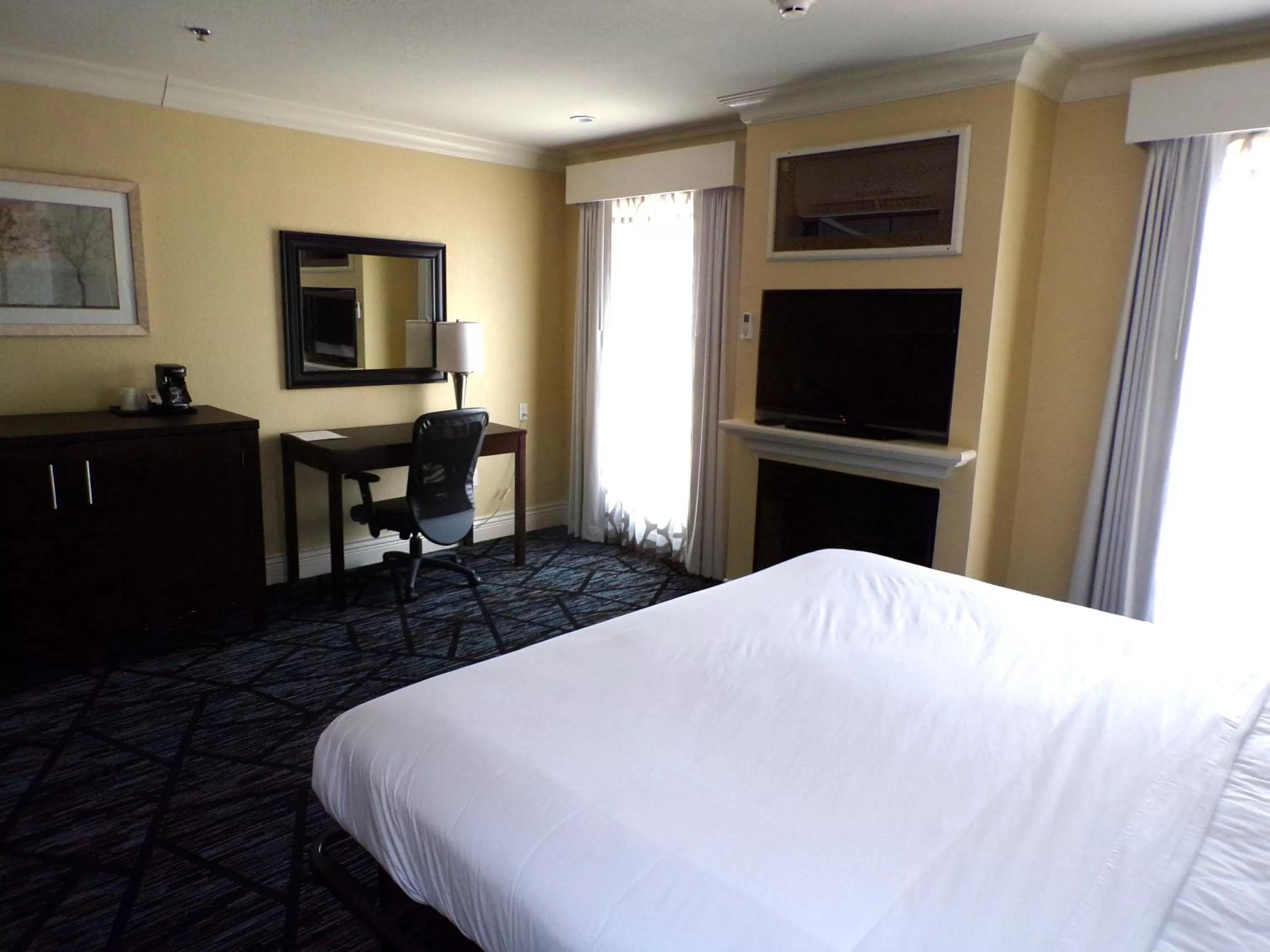 Bed in Niagara Crossing Hotel and Spa