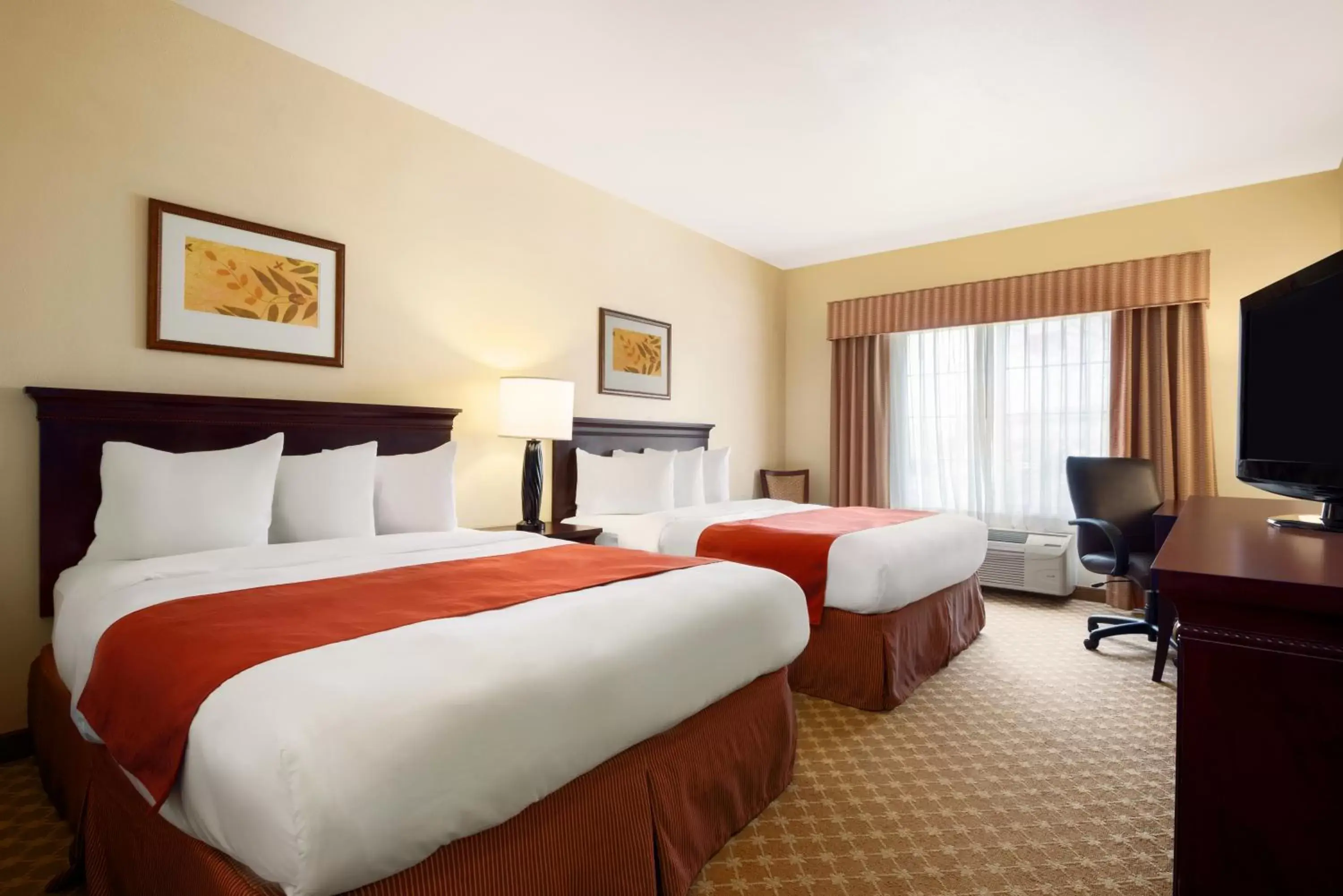 Photo of the whole room, Bed in Country Inn & Suites by Radisson, Clinton, IA