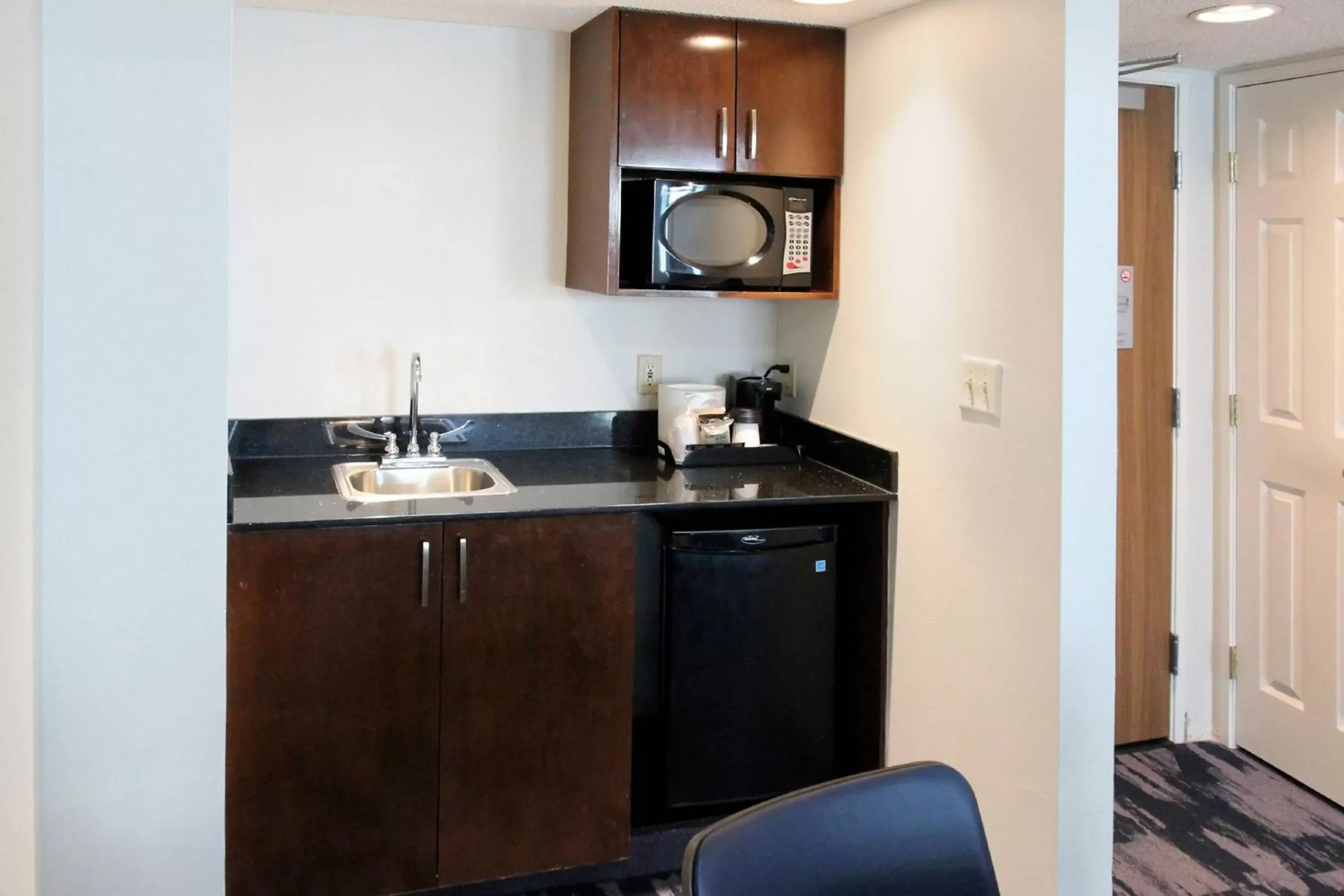 Photo of the whole room, Kitchen/Kitchenette in Fairfield Inn & Suites by Marriott Charleston Airport/Convention Center