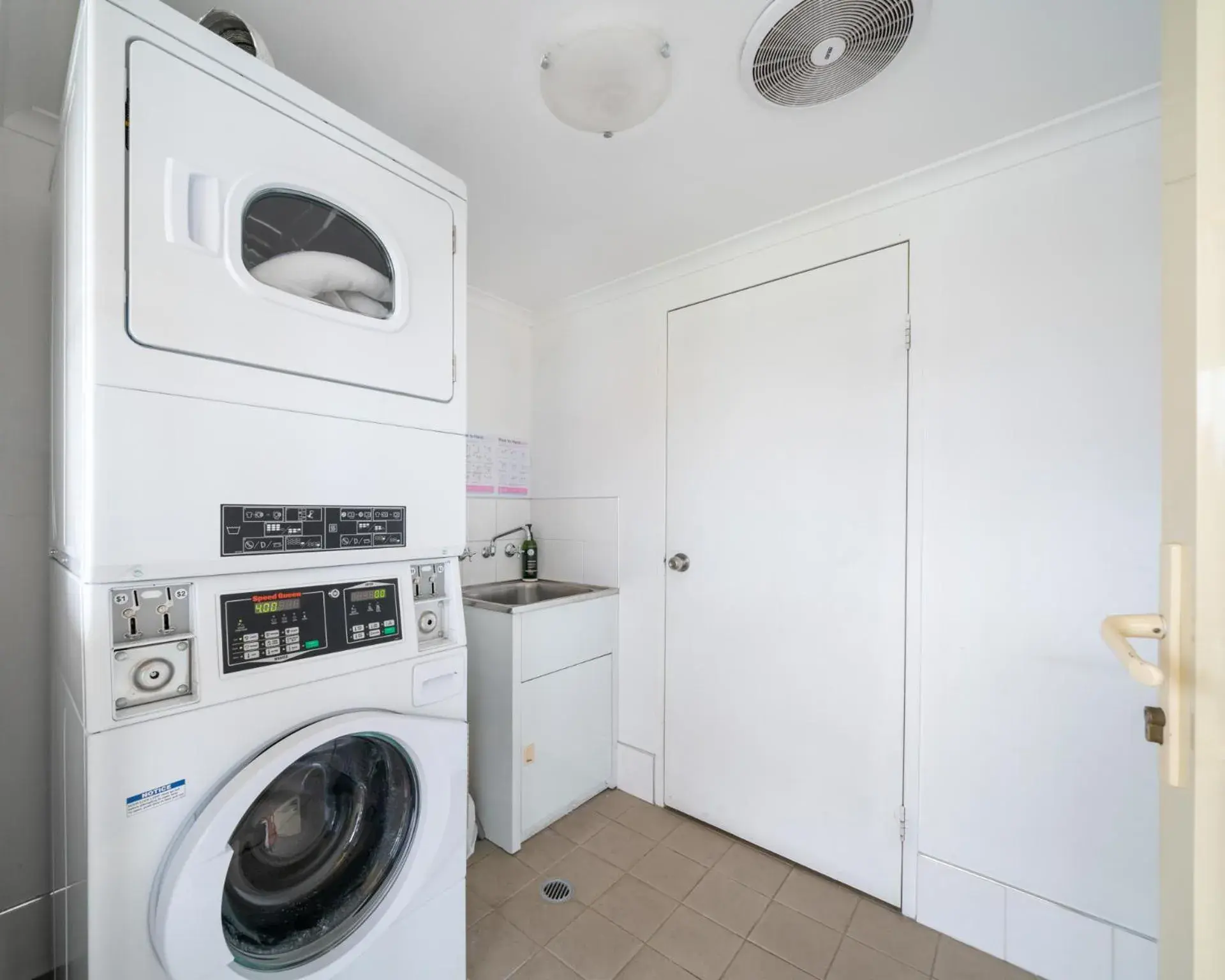 laundry, Kitchen/Kitchenette in Heritage Inn Bathurst