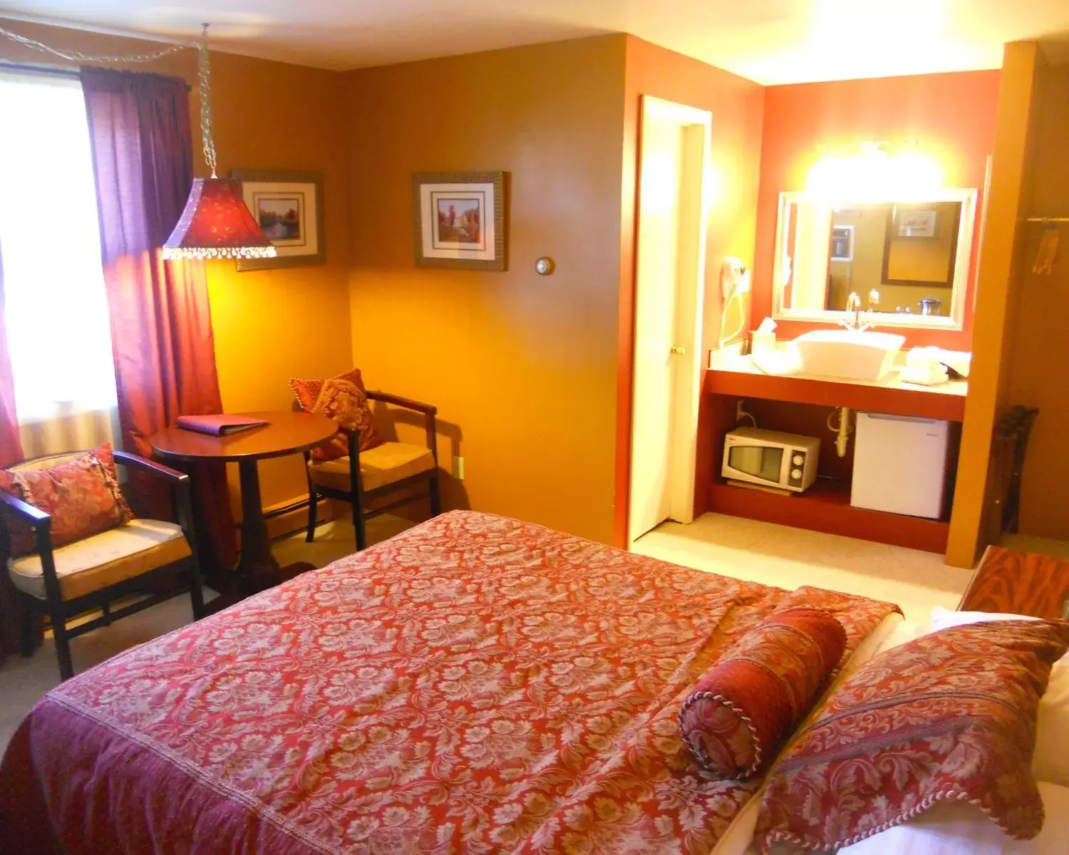 Bed in Vinehurst Inn & Suites