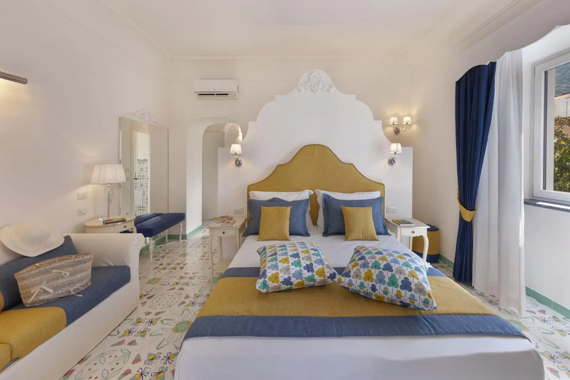 Bed in Antica Rheginna Luxury Room