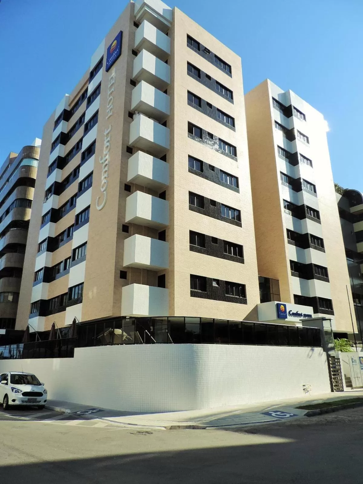 Property building in Comfort Hotel Maceió