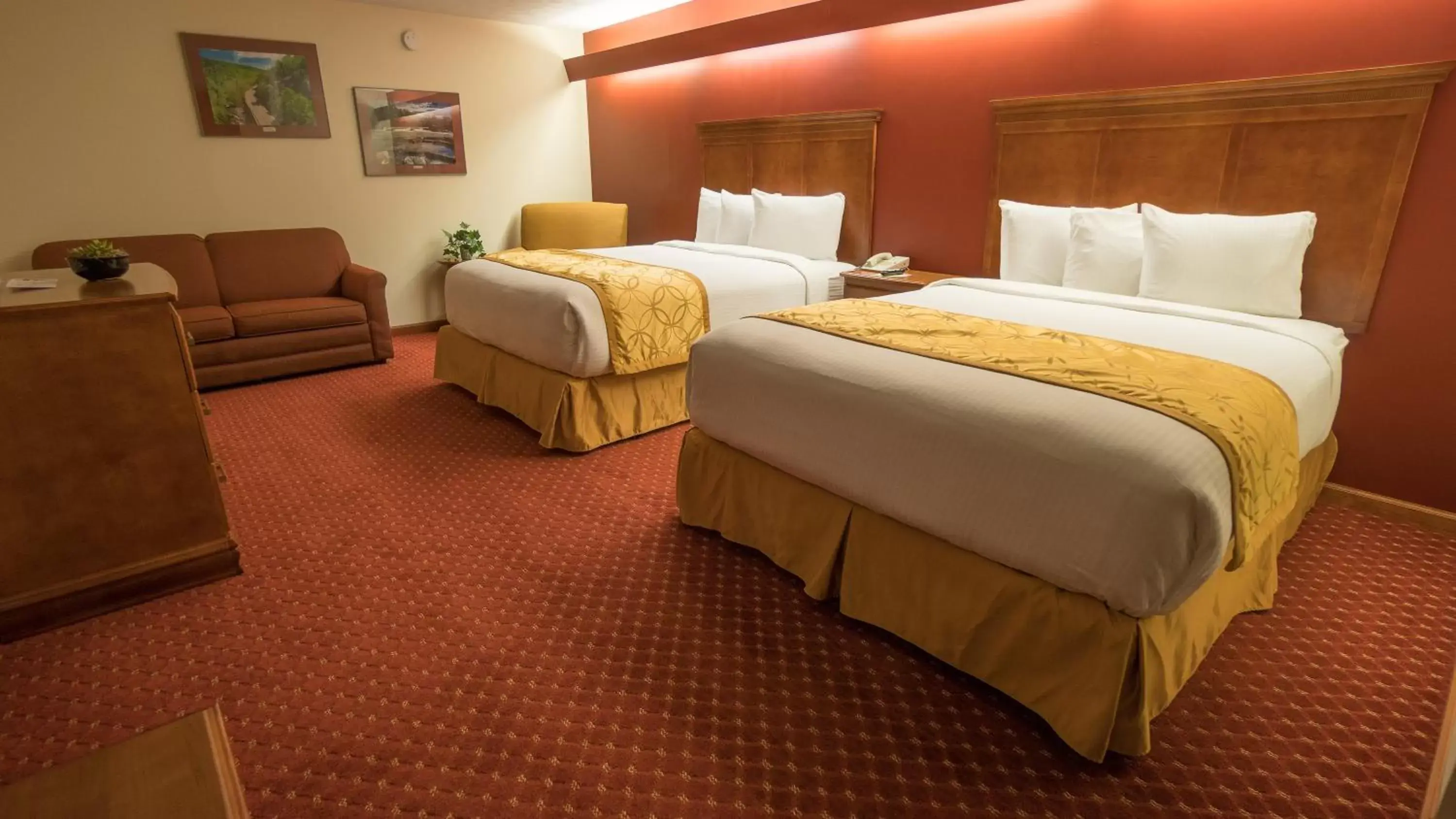 Photo of the whole room, Bed in Shepherd Mountain Inn & Suites
