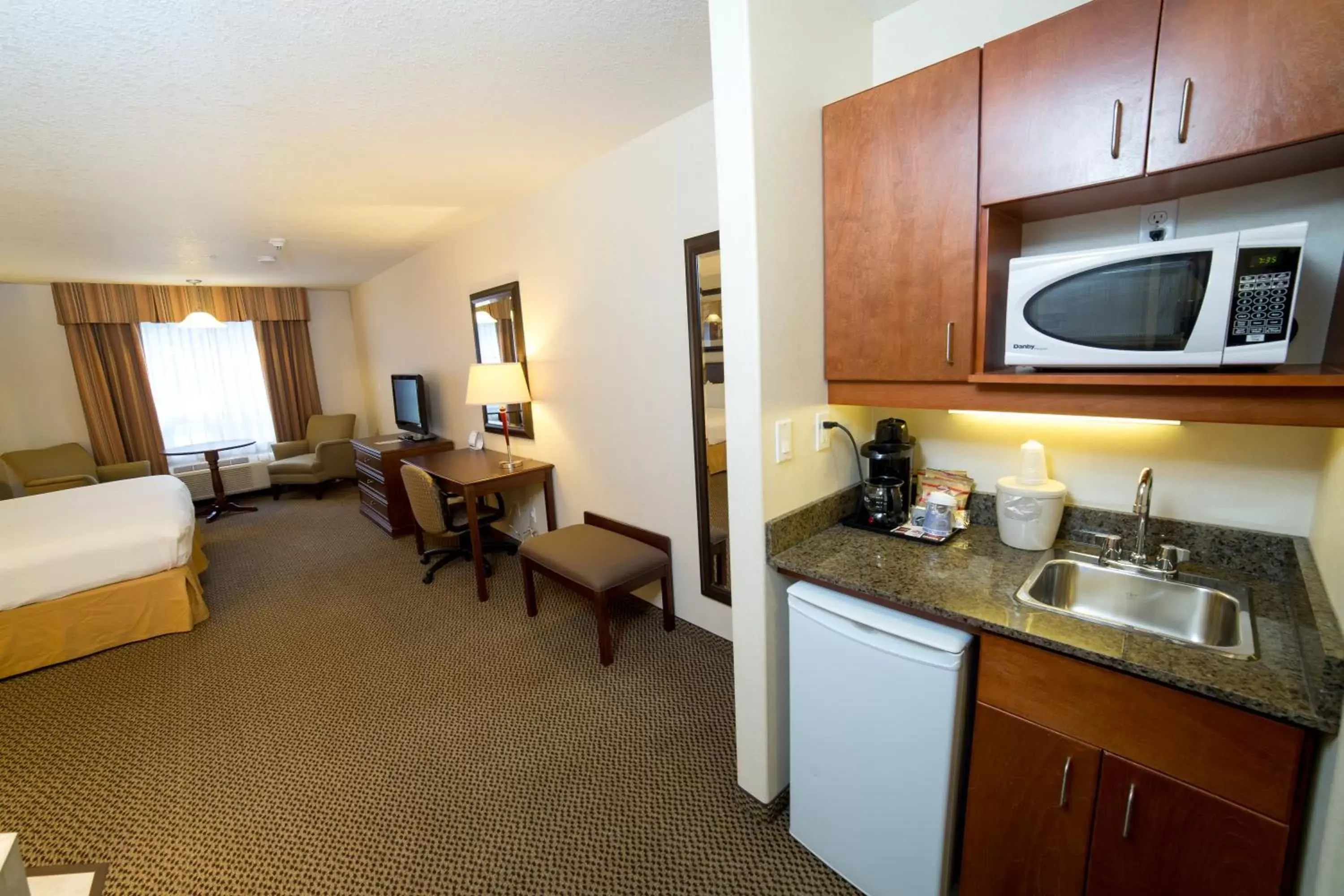 Photo of the whole room, Kitchen/Kitchenette in Holiday Inn Express & Suites Drayton Valley, an IHG Hotel