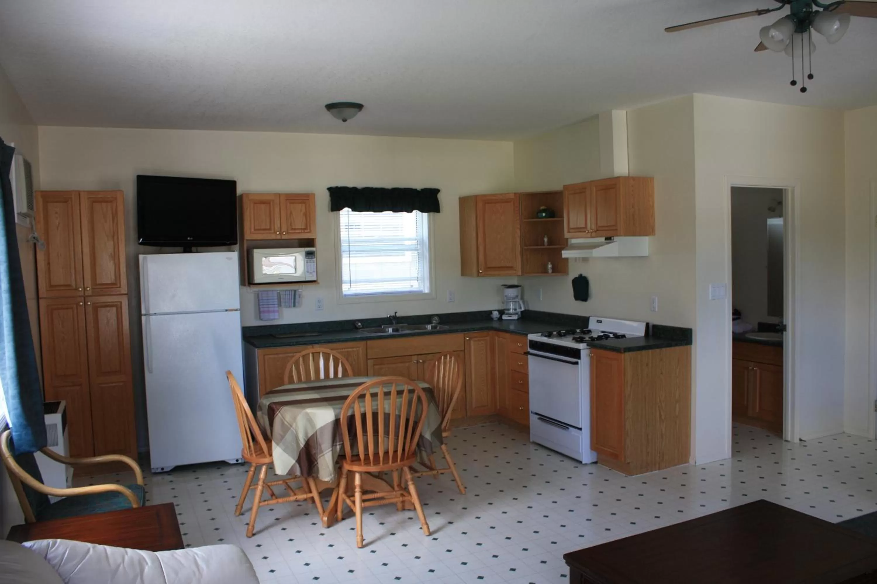 Kitchen or kitchenette, Kitchen/Kitchenette in Sunny Beach Motel
