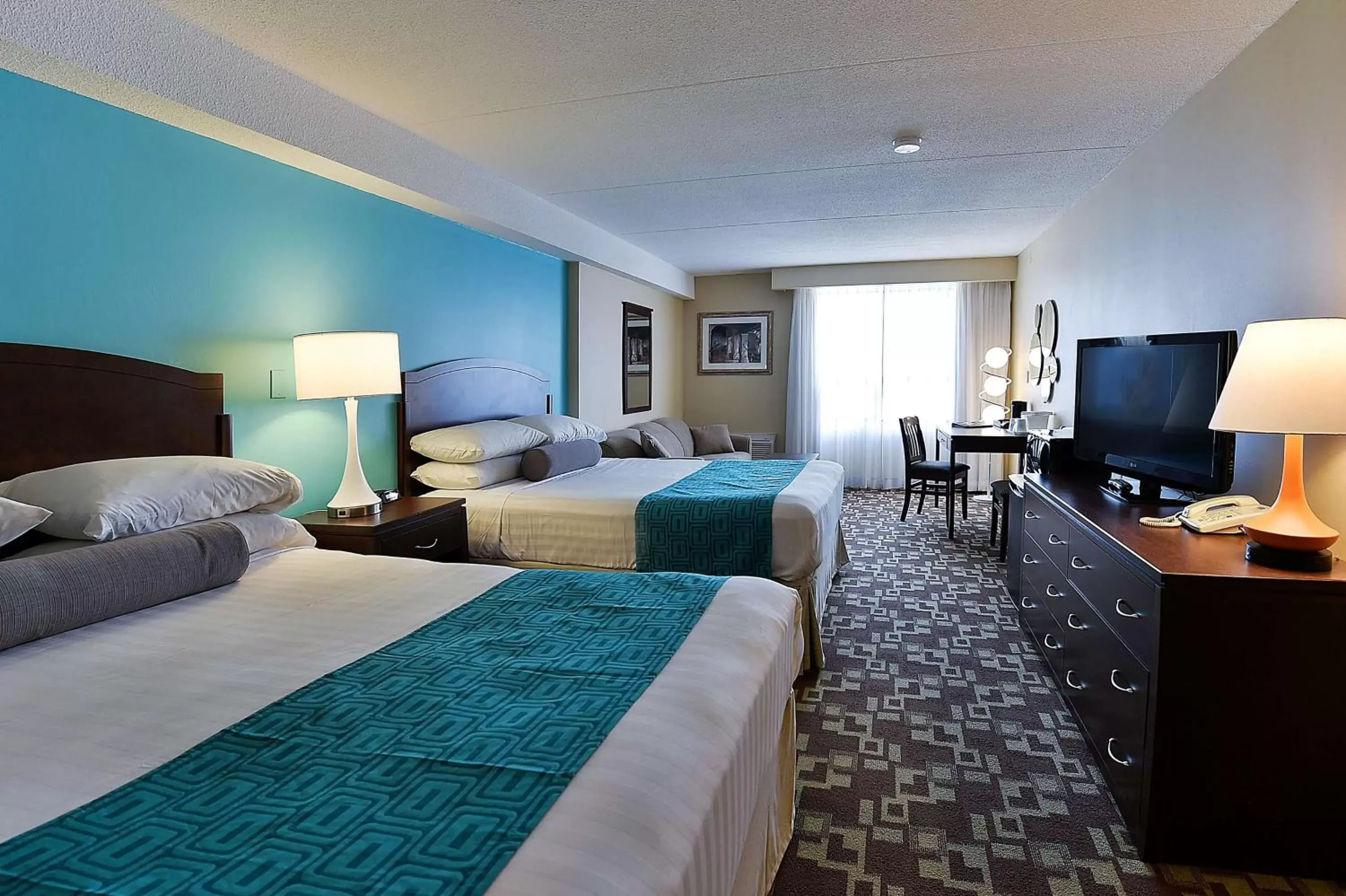 Photo of the whole room, Bed in Howard Johnson Plaza by Wyndham by the Falls Niagara Falls