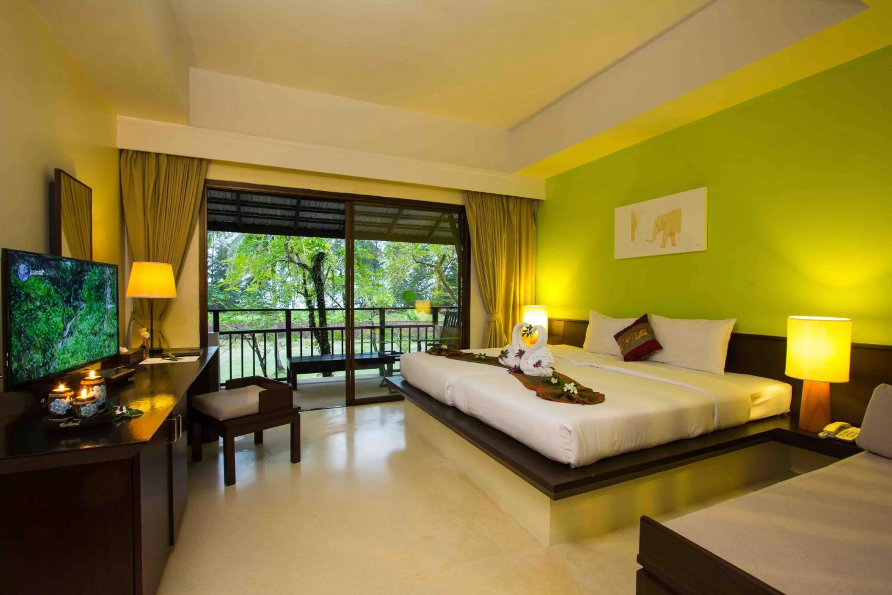 Bedroom, Bed in Palm Galleria Resort