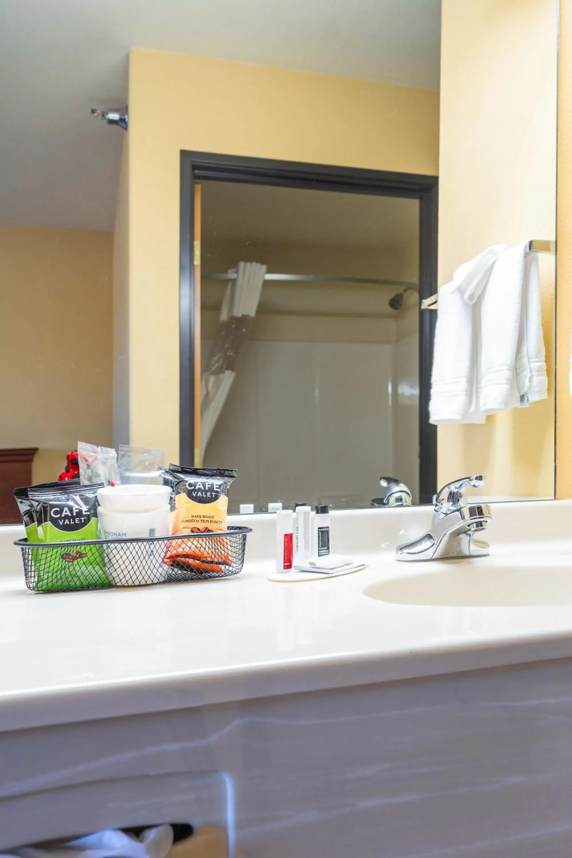 Bathroom in Pinedale Hotel & Suites