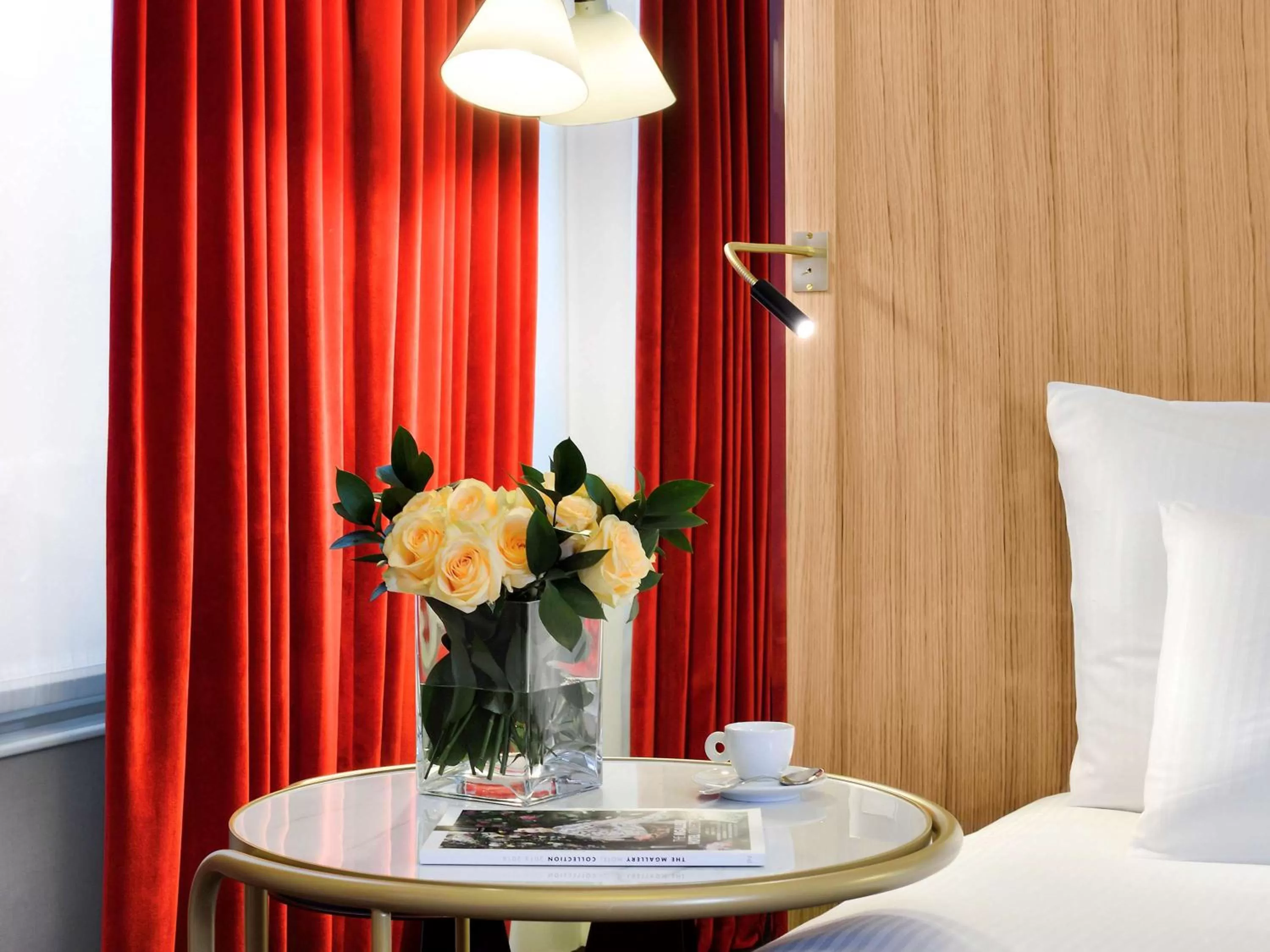 Photo of the whole room, Bed in l'Echiquier Opéra Hotel Paris - MGallery Collection