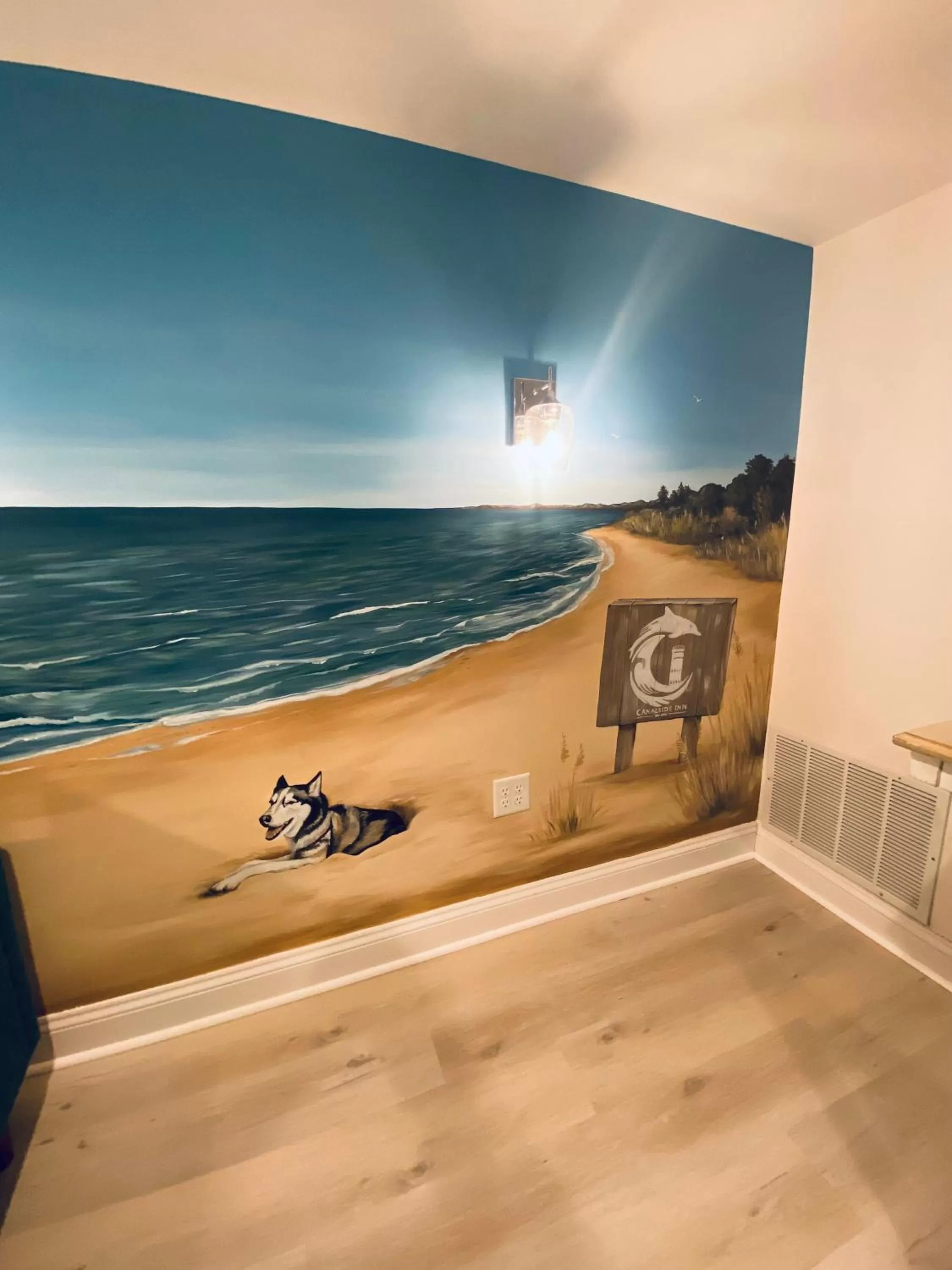 Communal lounge/ TV room in Canalside Inn