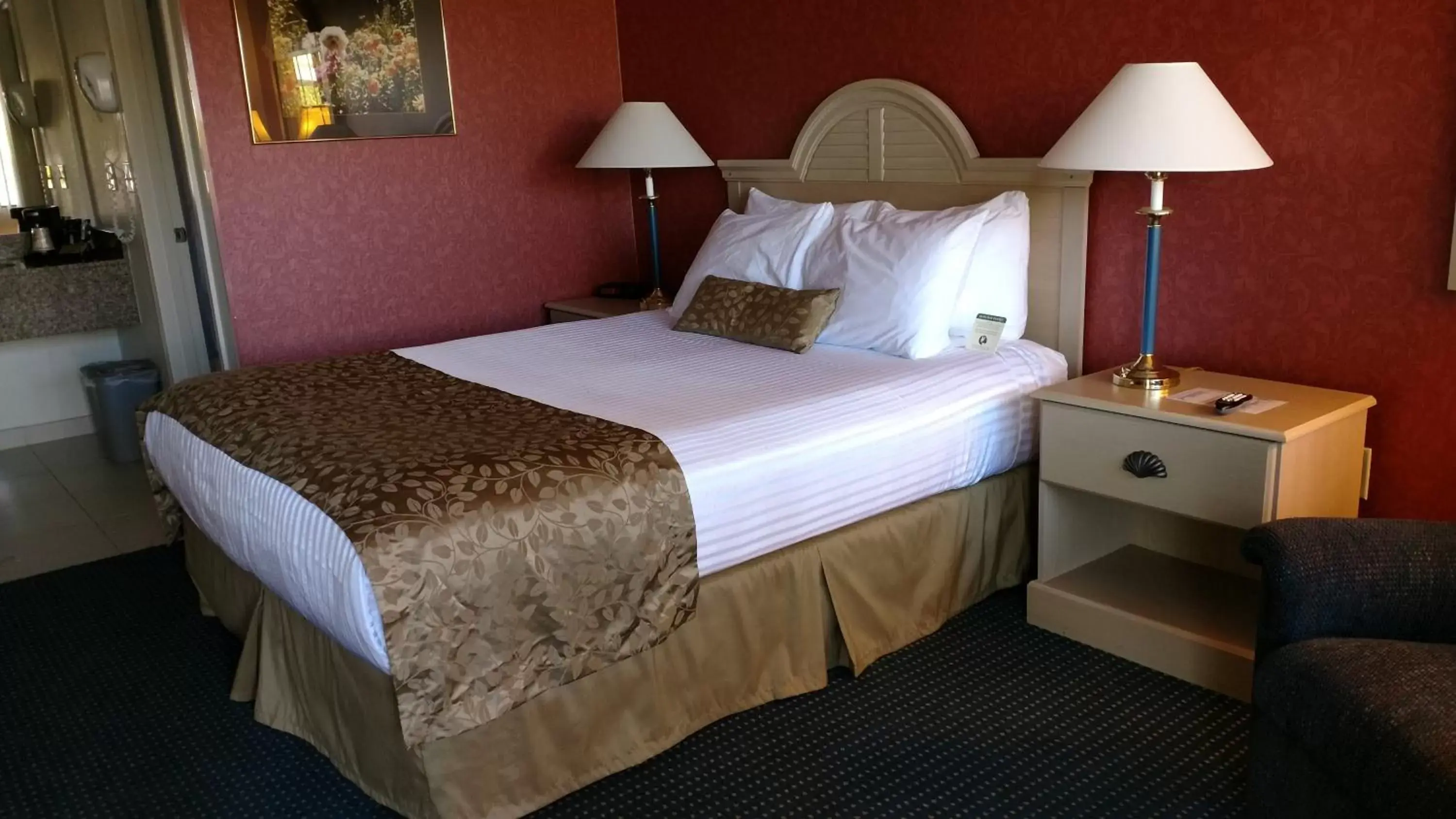 Bed in Lewis River Inn