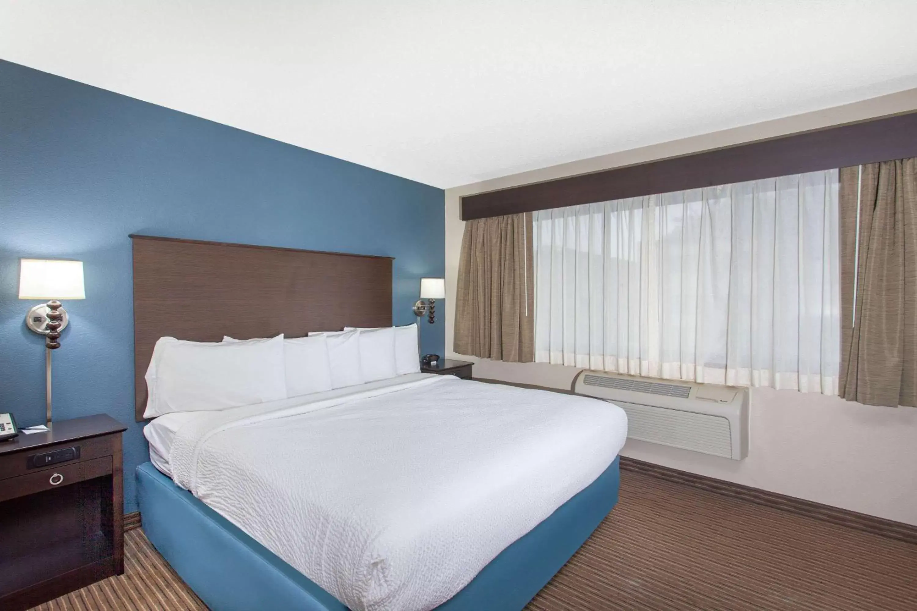 Photo of the whole room, Bed in AmericInn by Wyndham Mankato Event Center near MSU