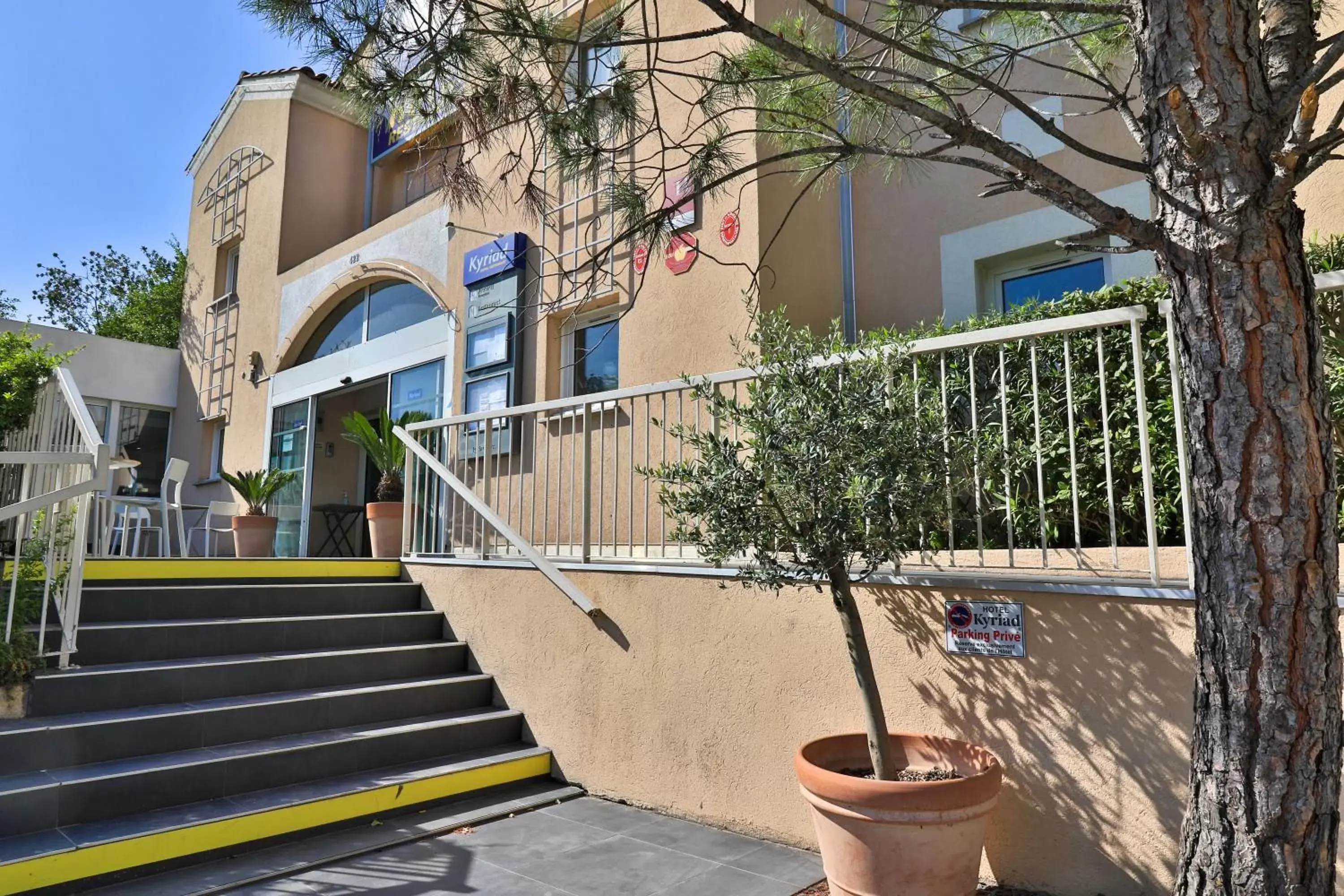 Facade/entrance in Hôtel restaurant Kyriad Fréjus Facade/entrance in Hôtel restaurant Kyriad Fréjus