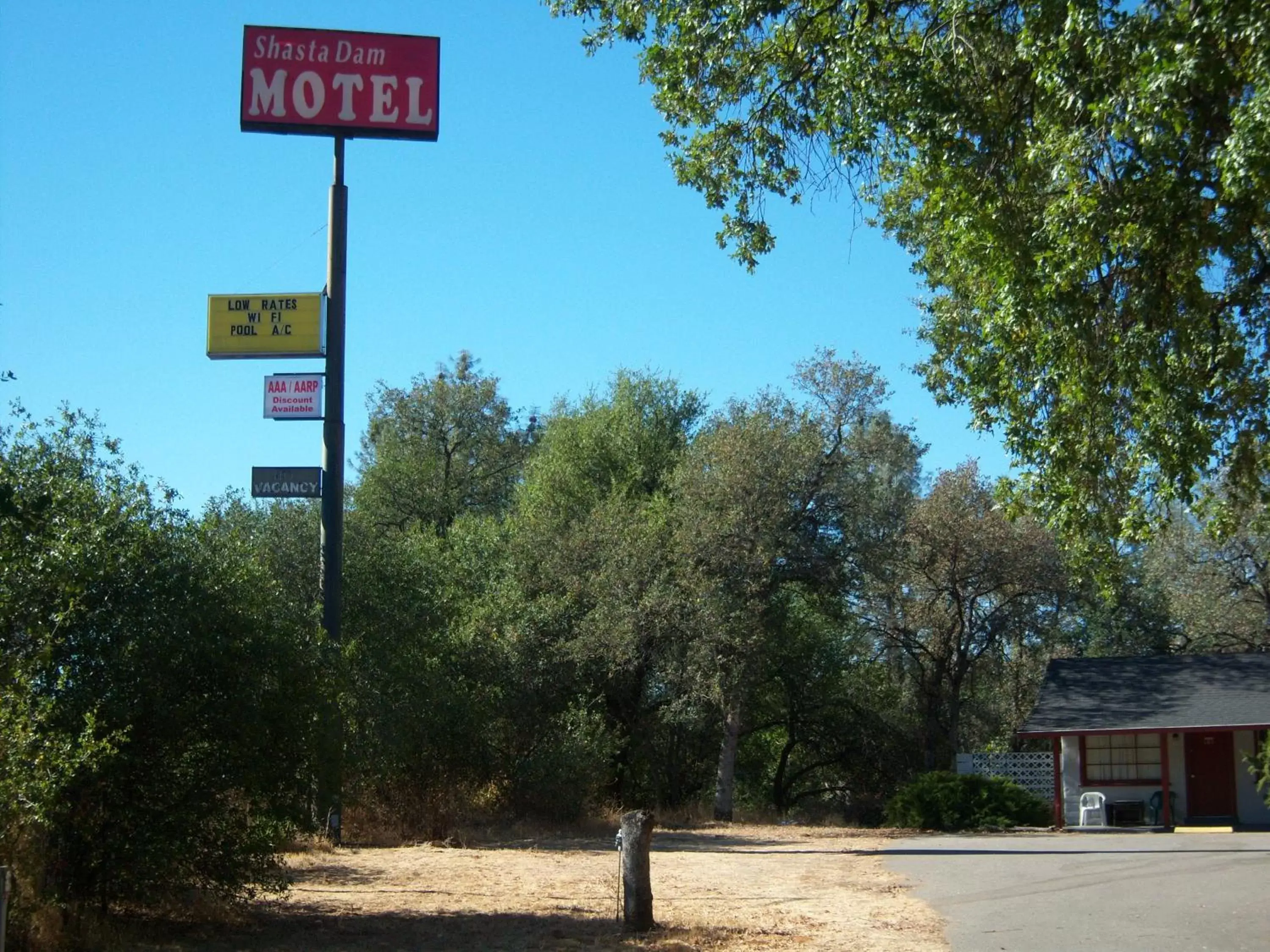 Facade/entrance, Property Building in Shasta Dam Motel