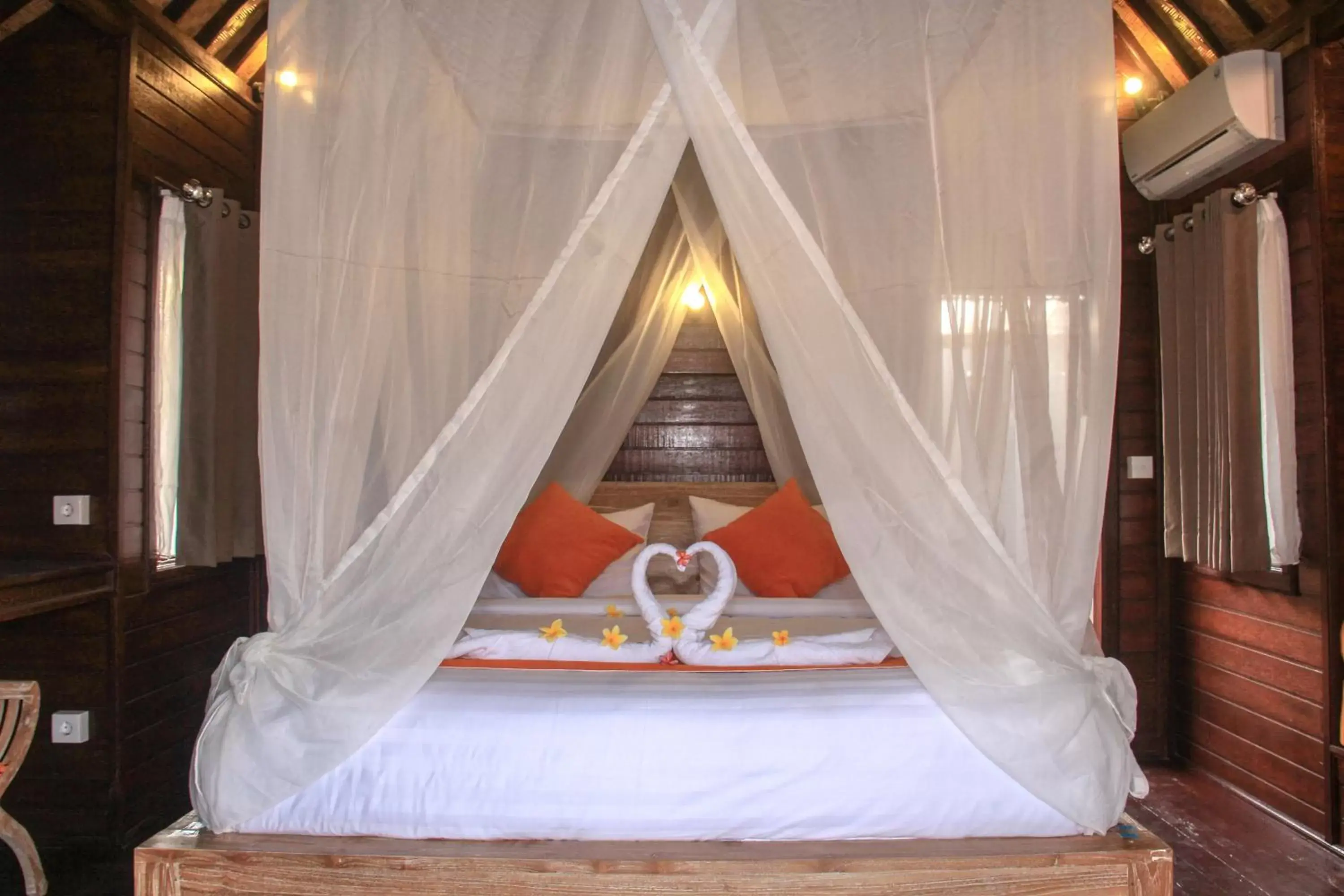 Bed in Dinatah Lembongan Villas